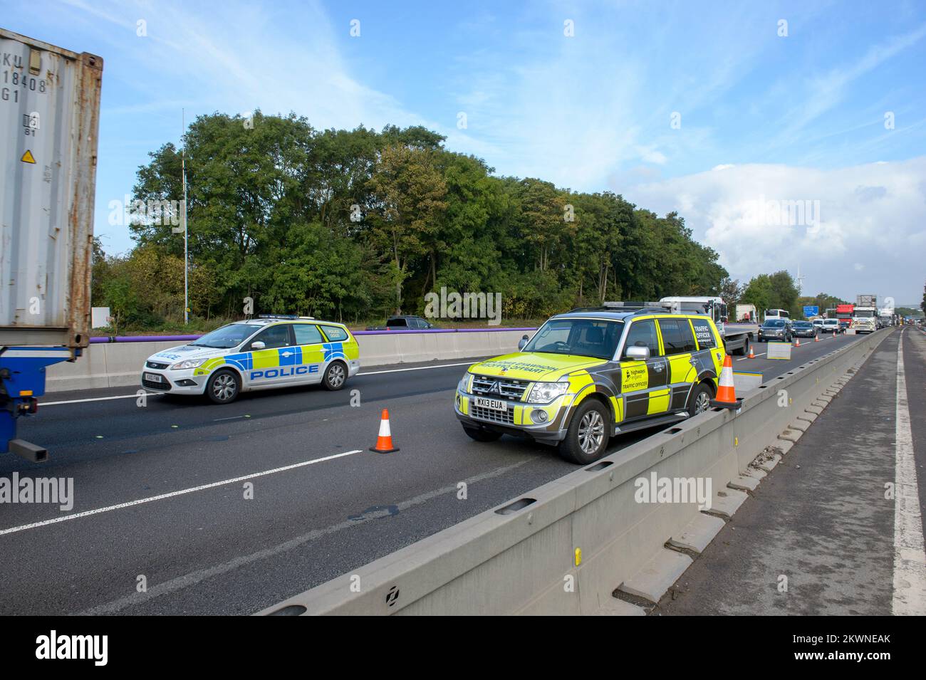 Autoroutes l'agent de la circulation et la police de l'Angleterre assistent à un incident dans des travaux routiers sur l'autoroute M1, en Angleterre. Banque D'Images
