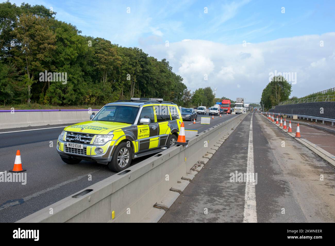 Un agent de la circulation d'autoroutes en Angleterre assiste à un incident dans des travaux routiers sur l'autoroute M1, en Angleterre. Banque D'Images