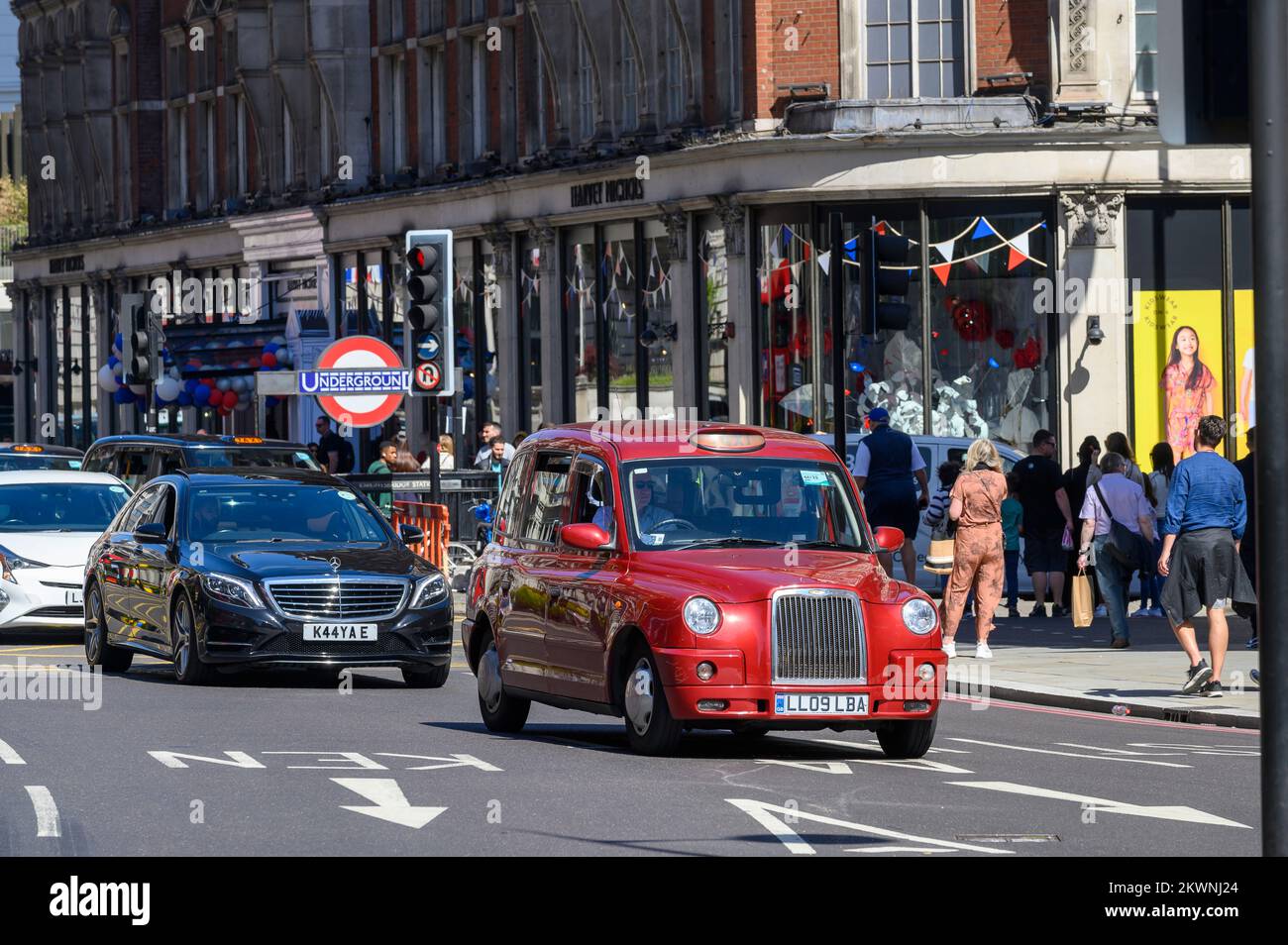Circulation dans une rue à Knightsbridge, Londres. Banque D'Images
