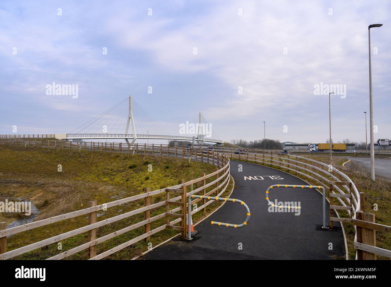Barrières sur un chemin menant à un pont pour les cyclistes et les chevaux couvrant le A14 à Cambridgeshire, Angleterre. Banque D'Images