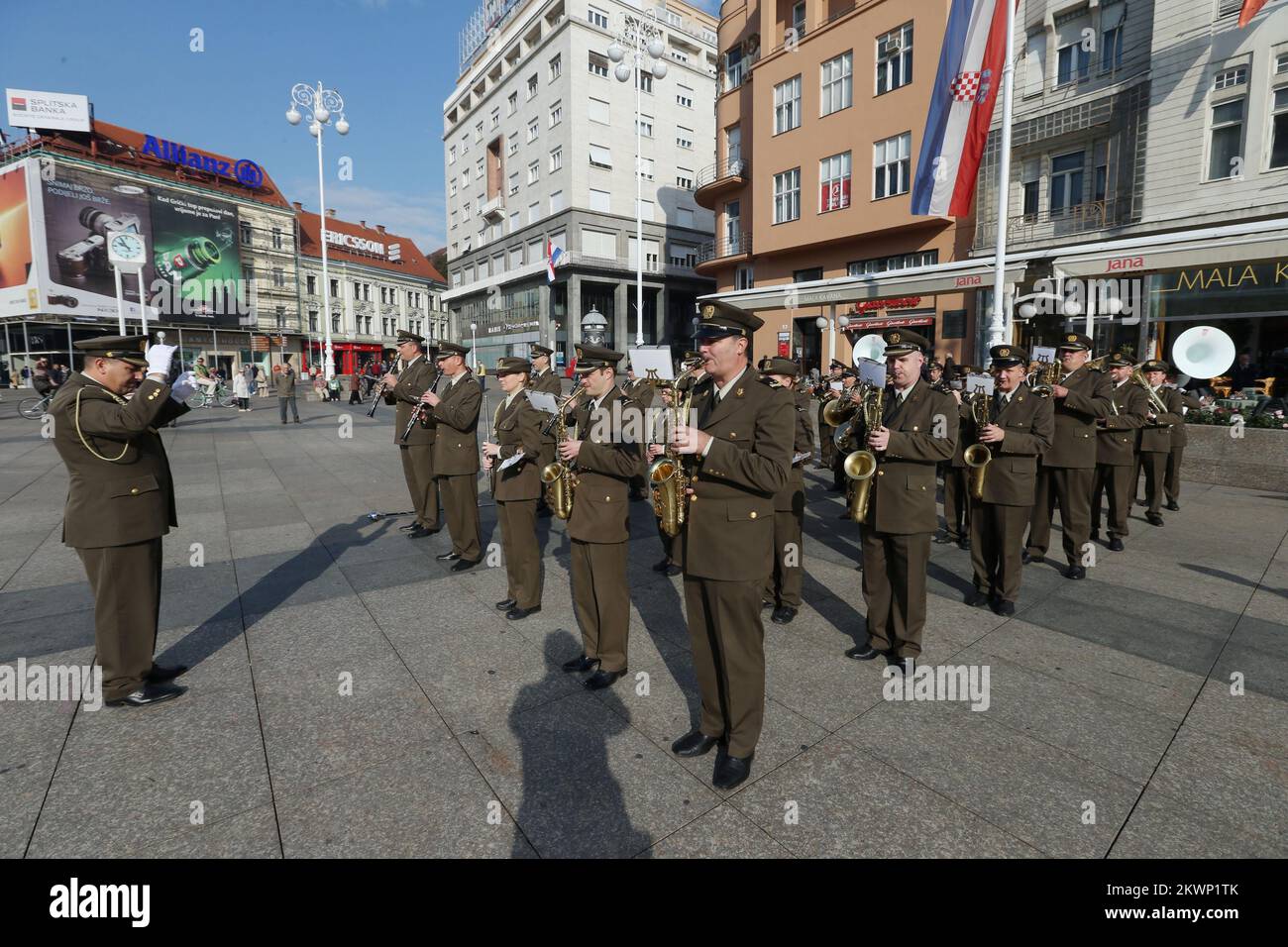 08.10.2013., Zagreb, Croatie - les forces armées croates ont organisé un programme spécial sur la place Ban Jelacic le 22nd anniversaire de la Journée de l'indépendance. Le programme a commencé par un concert de l'Orchestre des Forces armées croates, suivi des tâches du Protocole du Bataillon des gardes d'honneur. Photo: Zeljko Lukunic/PIXSELL Banque D'Images