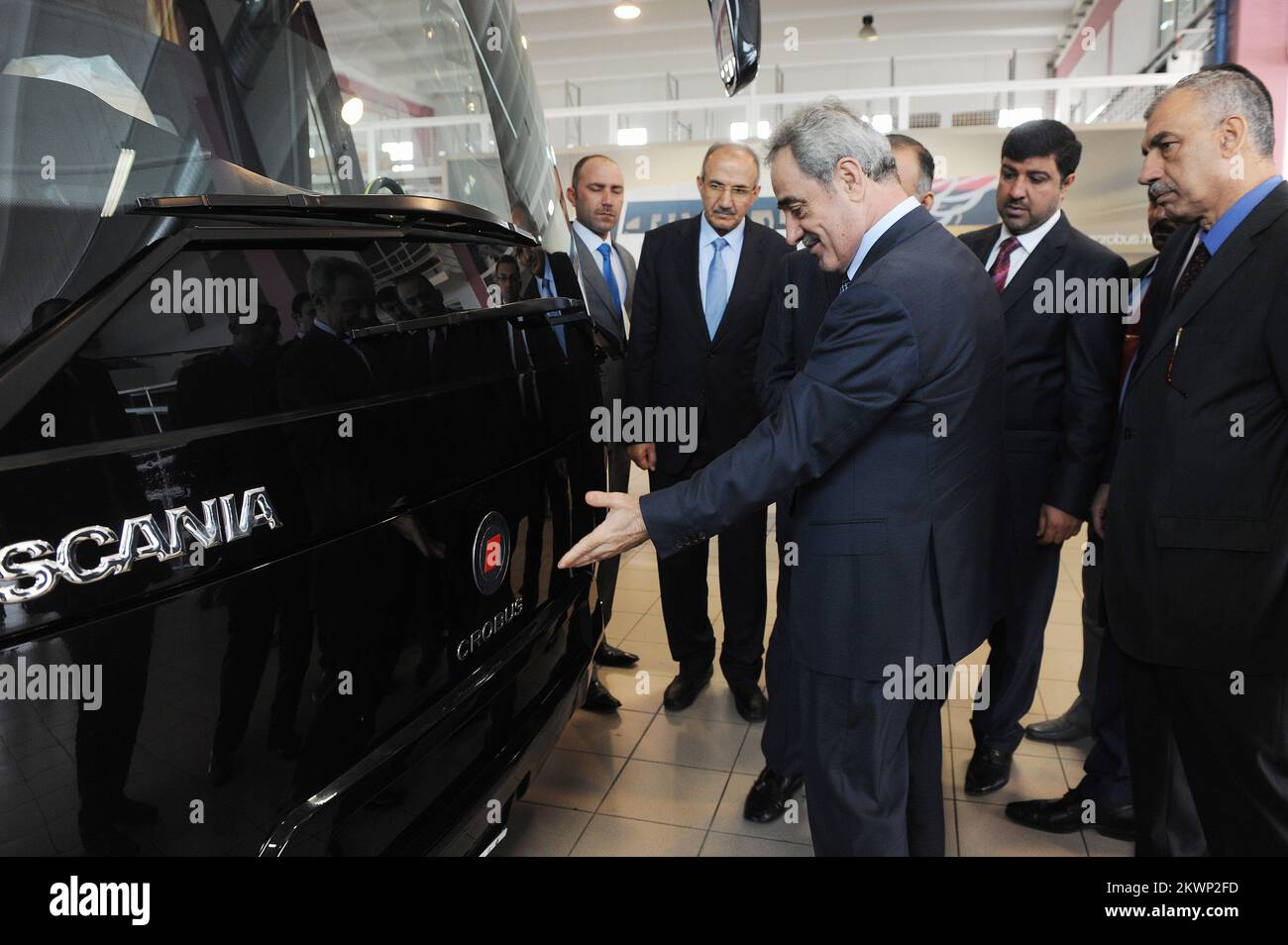 09.10.2013., Croatie, Zagreb - la compagnie AZ CROBUS a livré le premier bus à la République d'Iraq. A la passation de pouvoir, à l'exception du propriétaire Pavo Zubak était le ministre irakien de l'Industrie et des Ressources minérales notre Deli Ahmed Al-Kazbooli. Photo: Davor Visnjic/PIXSELL Banque D'Images