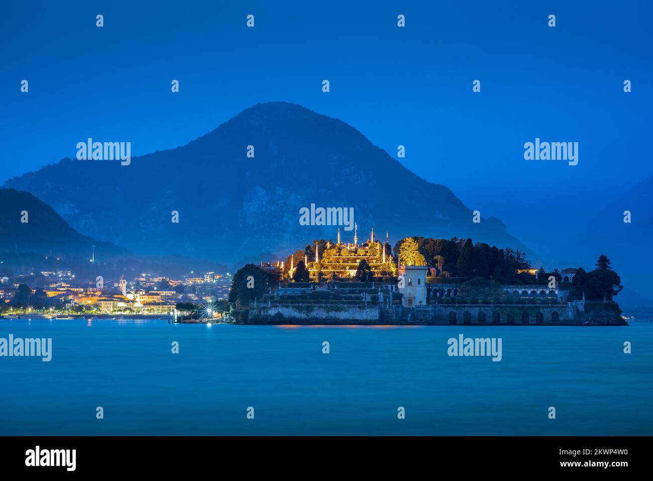 Lac majeur Italie, vue sur le célèbre jardin d'Isola Bella illuminé la nuit avec la ville de Baveno visible au-delà, Lac majeur, Piémont Banque D'Images