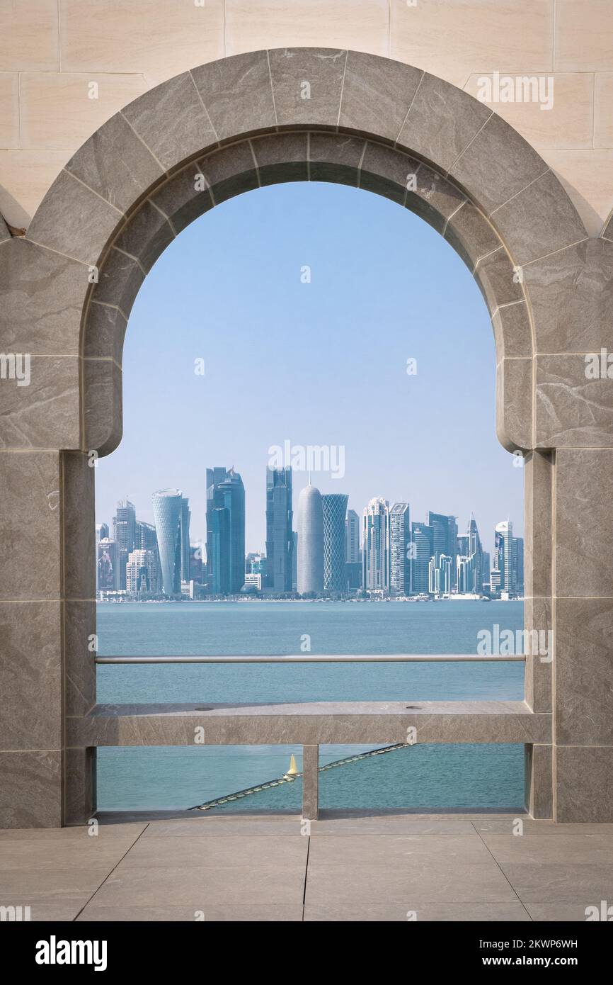 Vue sur la ligne d'horizon de la corniche à travers la salle de jeux vidéo de Doha, Qatar. Banque D'Images
