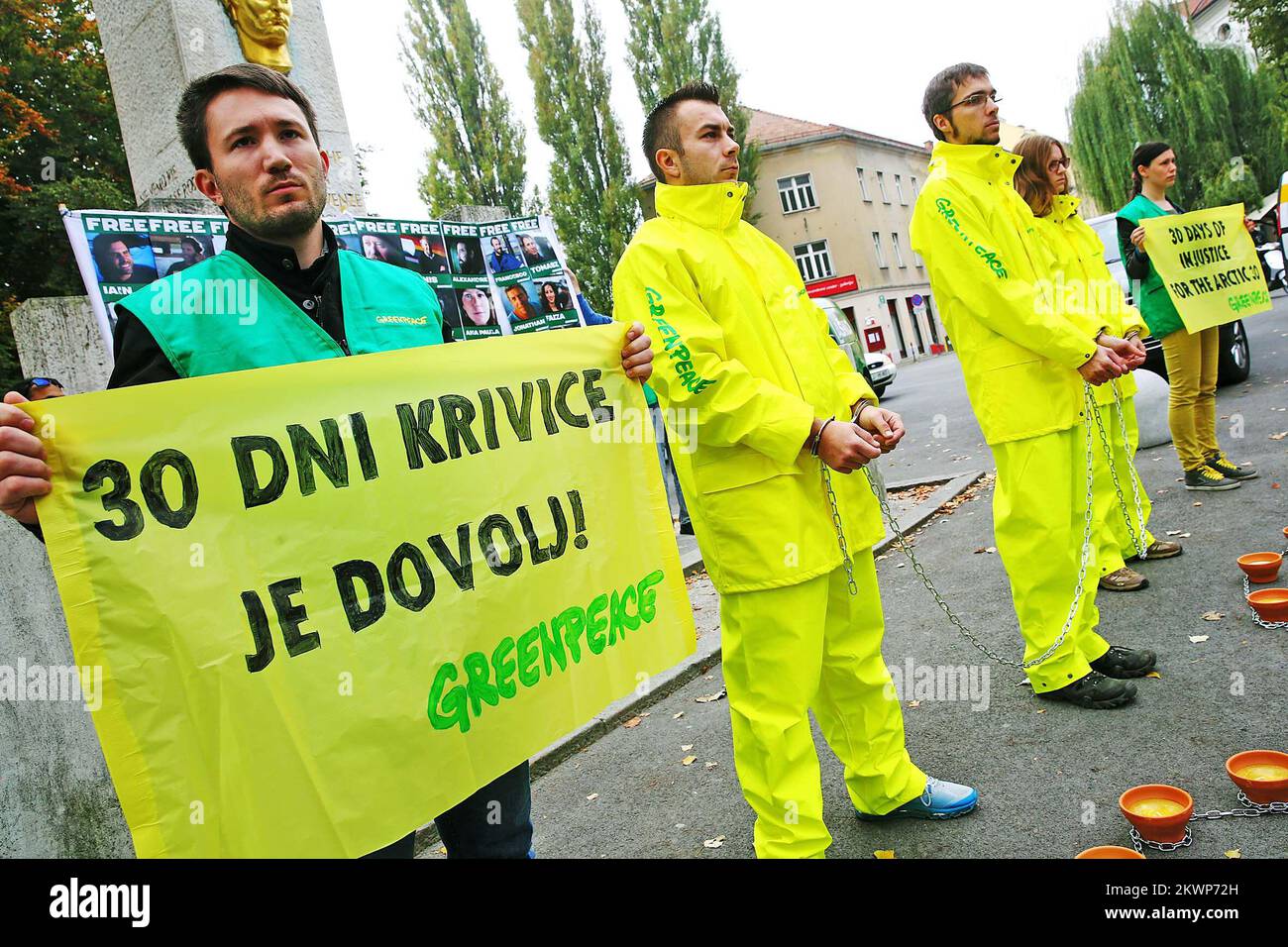 18.10.2013., Ljubljana, Slovénie - sur la place de la Révolution française, Greenpeace a présenté un spectacle symbolique de sorcière qu'ils sont joints aux manifestations de Greenpeace dans le monde entier qui cherchent la libération de 30 emprisonnés en Russie. Trente membres de l'équipage Greenpeace Arctic Sunrise, 28 activistes ONG écologiques et deux journalistes, arrêtés en septembre, dont 26 Russes, sont déterminés par une prison de deux mois à Mourmansk, dans le nord-ouest de la Russie, et ont été accusés de piraterie organisée, pour ce qui peut être condamné à 15 ans de prison. Photo: SASA despot/Zurnal24/PIXSELL Banque D'Images