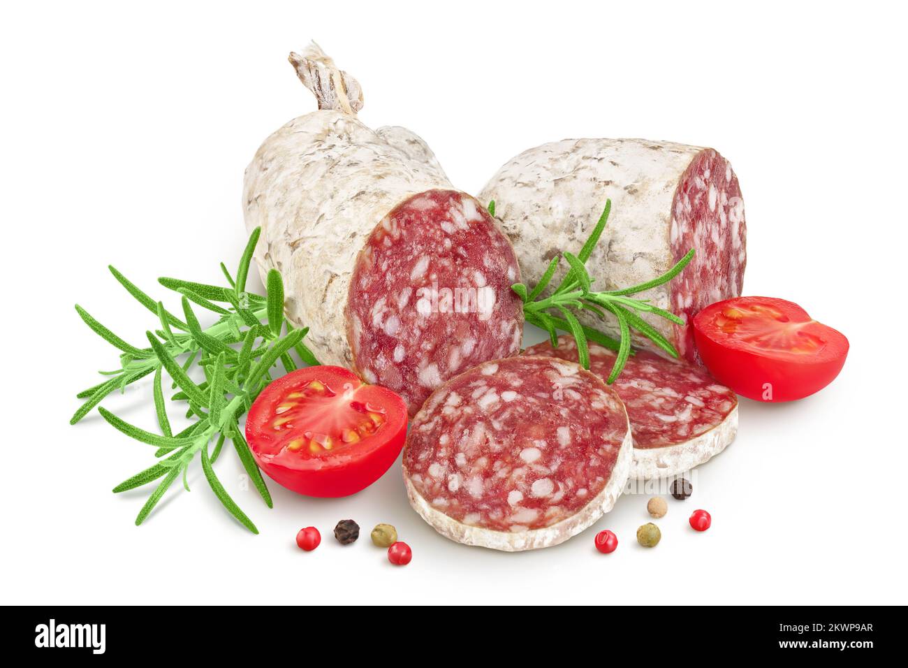 Tranches de saucisse salami séchées isolées sur fond blanc. Cuisine italienne avec une grande profondeur de champ Banque D'Images