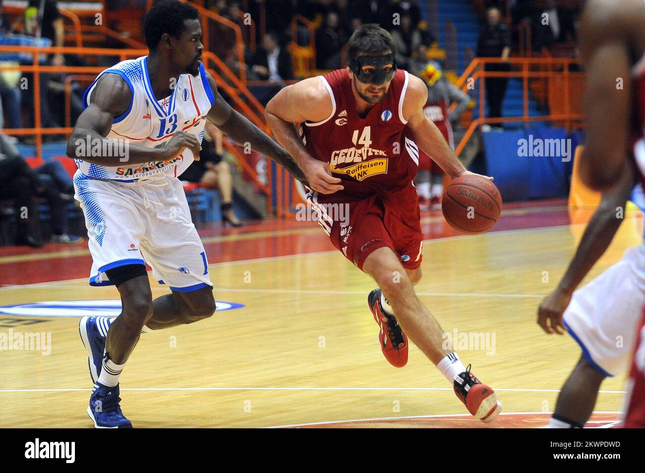 06.11.2013., Zagreb - Eurocup, groupe B, 4th Round, KK Cedevita - Banco di Sardegna Sassari. Linton Johnson, Goran Suton. Photo: Daniel Kasap/PIXSELL Banque D'Images