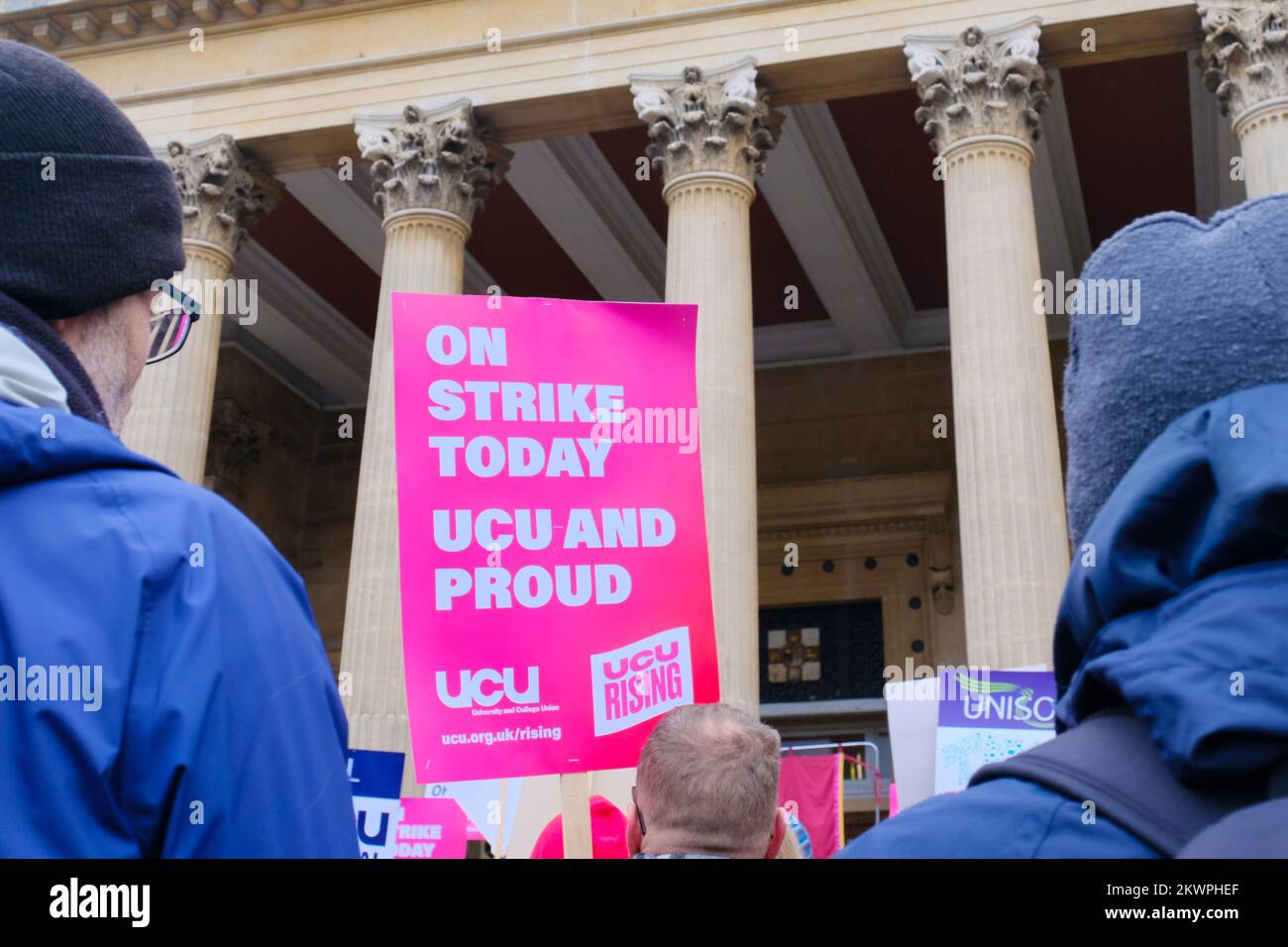 Bristol, Royaume-Uni. 30th novembre 2022. Les syndicats UCU et Unison tiennent un rassemblement régional conjoint à l'extérieur des salles Victoria à Bristol. Les professeurs et le personnel de l'Université de Bristol continuent de prendre des mesures de grève dans leur lutte pour les retraites, un salaire juste et égal, des charges de travail raisonnables et la fin des contrats précaires. C'est aujourd'hui la dernière des 3 jours d'action nationale en novembre. Crédit : JMF News/Alay Live News Banque D'Images