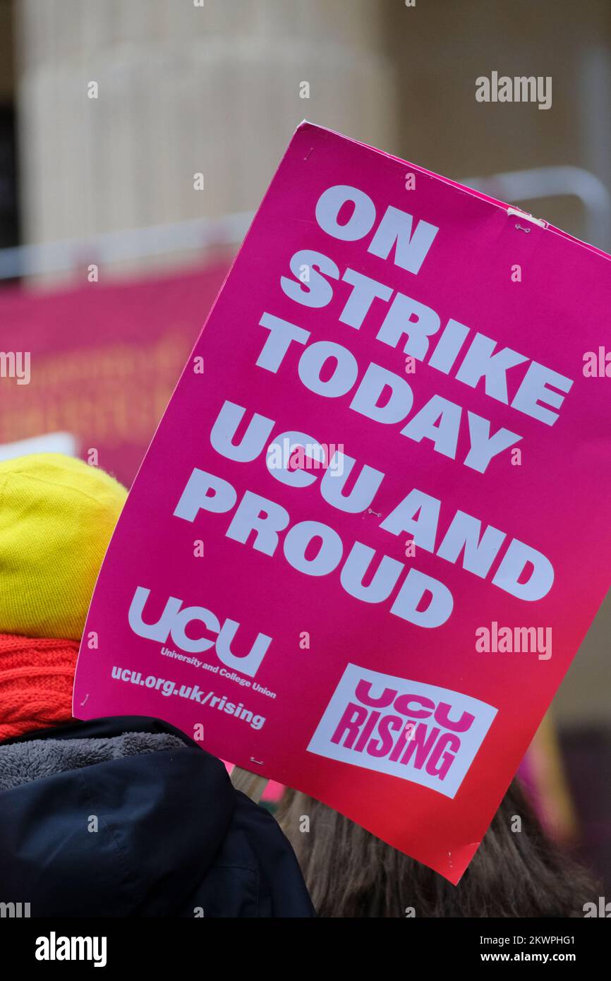 Bristol, Royaume-Uni. 30th novembre 2022. Les syndicats UCU et Unison tiennent un rassemblement régional conjoint à l'extérieur des salles Victoria à Bristol. Les professeurs et le personnel de l'Université de Bristol continuent de prendre des mesures de grève dans leur lutte pour les retraites, un salaire juste et égal, des charges de travail raisonnables et la fin des contrats précaires. C'est aujourd'hui la dernière des 3 jours d'action nationale en novembre. Crédit : JMF News/Alay Live News Banque D'Images