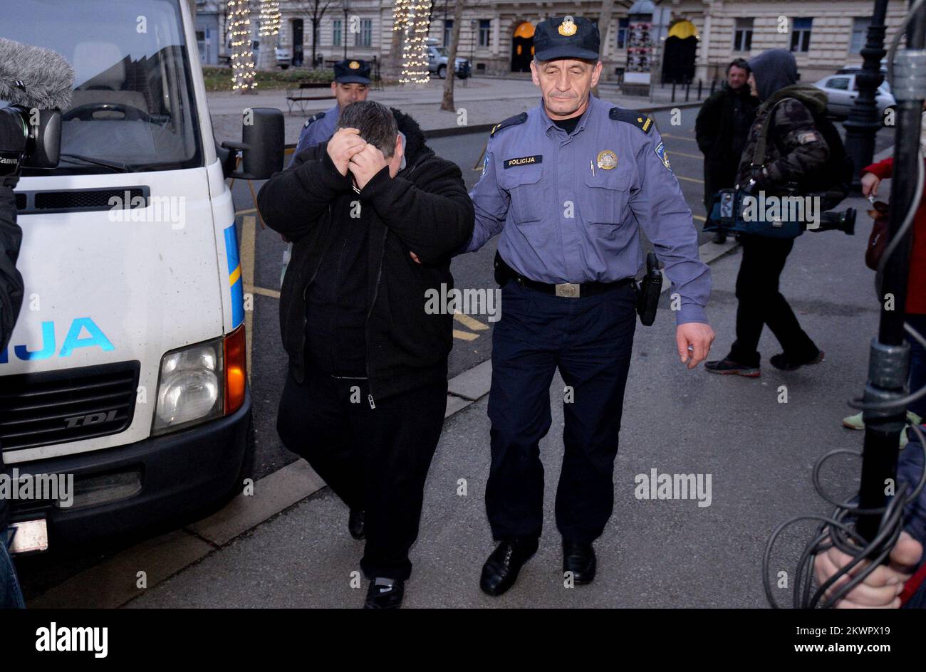 01.01.2014., Zagreb, Croatie - sur 1 janvier le mandat d'arrêt européen est entré en vigueur en Croatie. La police amène des citoyens recherchés au tribunal de comté de Zagreb. Photo: Marko Prpic/PIXSELL Banque D'Images