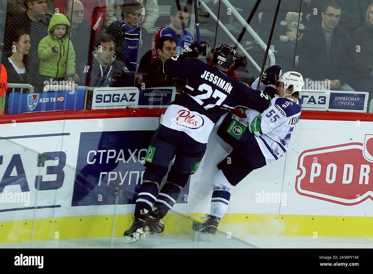 27.12.2013., Croatie, Zagreb - fièvre de glace Pan Arena, KHL Medvescak - Dinamo Moscou. Le club a demandé aux fans de contribuer à une meilleure atmosphère, ce qui a permis de réduire les records de la plus longue vague d'acclamations, les femmes les plus massives scandent Zig Zag Medvescak, le plus grand nombre de foulards et de vêtements supporter avec le symbole Medvescak et les acclamations les plus bruyantes lors d'un événement sportif. Photo: Goran Stanzl/PIXSELL Banque D'Images