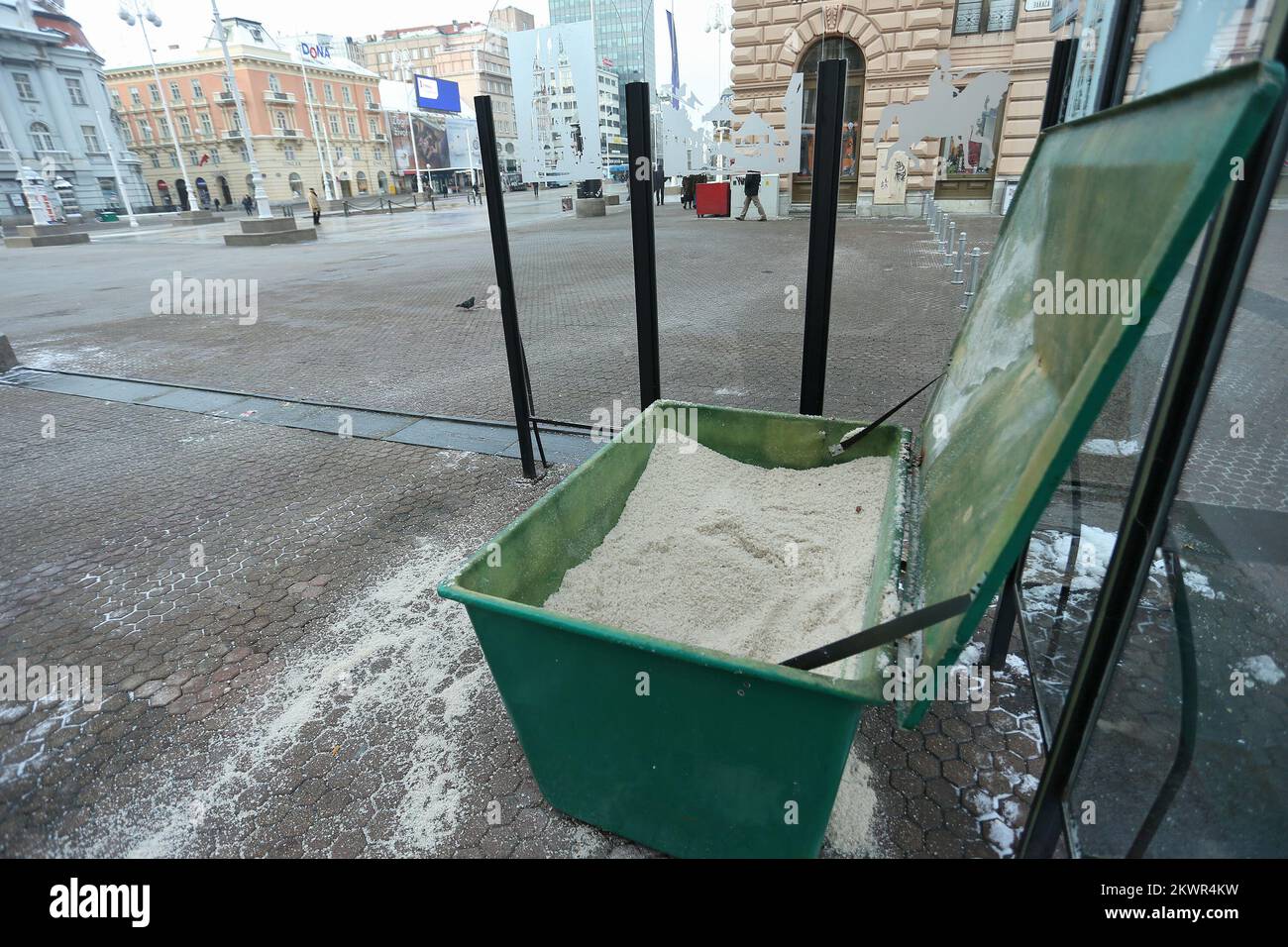 26.01.2014., Zagreb, Coratia - les citoyens de Zagreb se sont réveillés par le froid. Cet hiver a été chaud inhabituel et c'est le premier matin que les températures atteignent 7 degrés en dessous de zéro. Si nous pouvons croire que les prévisions météorologiques les températures au cours des prochains jours vont aller à 10 degrés en dessous de zéro. Photo: Sanjin Strukic/PIXSELL Banque D'Images