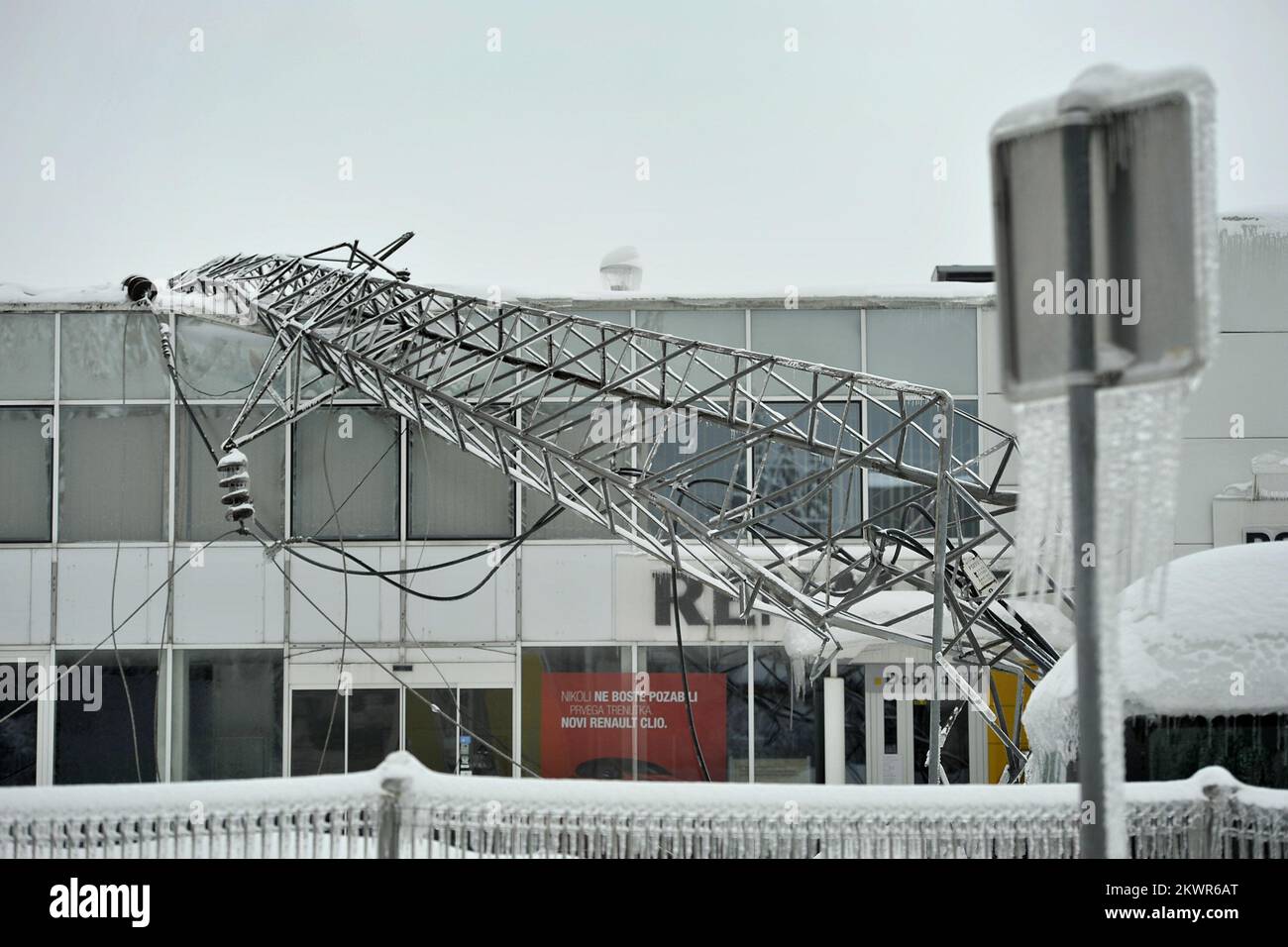 03.02.2014., Logatec, Slovénie - en raison de la neige et de la glace, une grande partie de la Slovénie est confrontée à la perte d'électricité, dimanche sans électricité était environ 250 mille citoyens. Des conditions extrêmes ont causé de graves dommages aux forêts, selon les estimations du Bureau central des forêts, il a détruit environ 3,5 millions de mètres cubes de bois. Les conditions météorologiques ont posé des problèmes de circulation. De nombreuses routes ont été fermées et de nombreux trains et bus sur les lignes interurbaines ont été retardés. Photo: Anze Petkovsek/Zurnal24/PIXSELL Banque D'Images