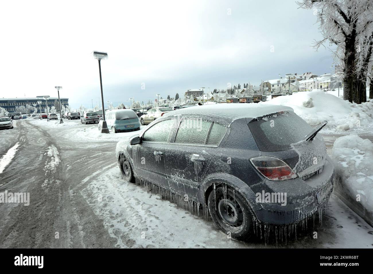 03.02.2014., Postojna, Slovénie - en raison de la neige et de la glace, une grande partie de la Slovénie est confrontée à la perte d'électricité, dimanche sans électricité était environ 250 mille citoyens. Des conditions extrêmes ont causé de graves dommages aux forêts, selon les estimations du Bureau central des forêts, il a détruit environ 3,5 millions de mètres cubes de bois. Les conditions météorologiques ont posé des problèmes de circulation. De nombreuses routes ont été fermées et de nombreux trains et bus sur les lignes interurbaines ont été retardés. Photo: Anze Petkovsek/Zurnal24/PIXSELL Banque D'Images