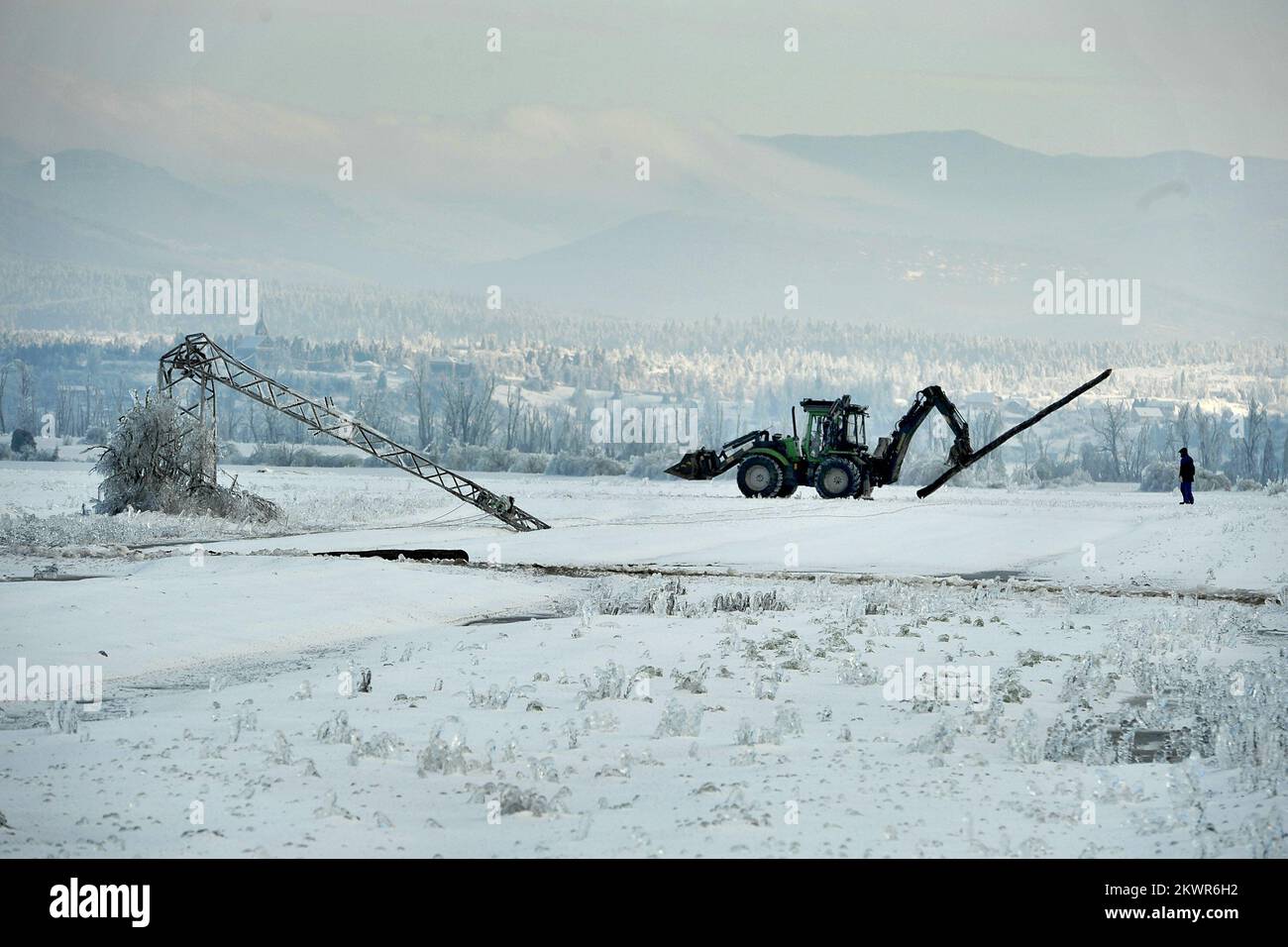 03.02.2014., Pivka, Slovénie - en raison de la neige et de la glace, une grande partie de la Slovénie est confrontée à la perte d'électricité, dimanche sans électricité était environ 250 mille citoyens. Des conditions extrêmes ont causé de graves dommages aux forêts, selon les estimations du Bureau central des forêts, il a détruit environ 3,5 millions de mètres cubes de bois. Les conditions météorologiques ont posé des problèmes de circulation. De nombreuses routes ont été fermées et de nombreux trains et bus sur les lignes interurbaines ont été retardés. Les lignes électriques ont été éliminées. Photo: Anze Petkovsek/Zurnal24/PIXSELL Banque D'Images