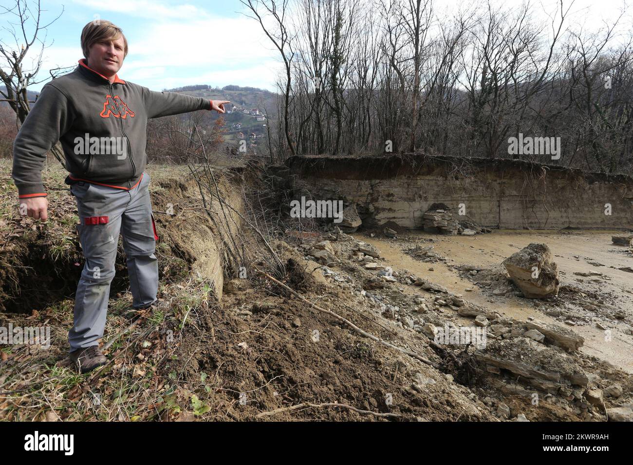 15.02.2014., Zagreb, Croatie - Cucerje, grand glissement de terrain et glissement de terrain sur la colline au-dessus de l'église de la Visitation de la Sainte Vierge Marie à Cucerje, causé par les fortes pluies, menaçant les maisons et chalets voisins et le cimetière local. Photo: Robert Anic/PIXSELL Banque D'Images