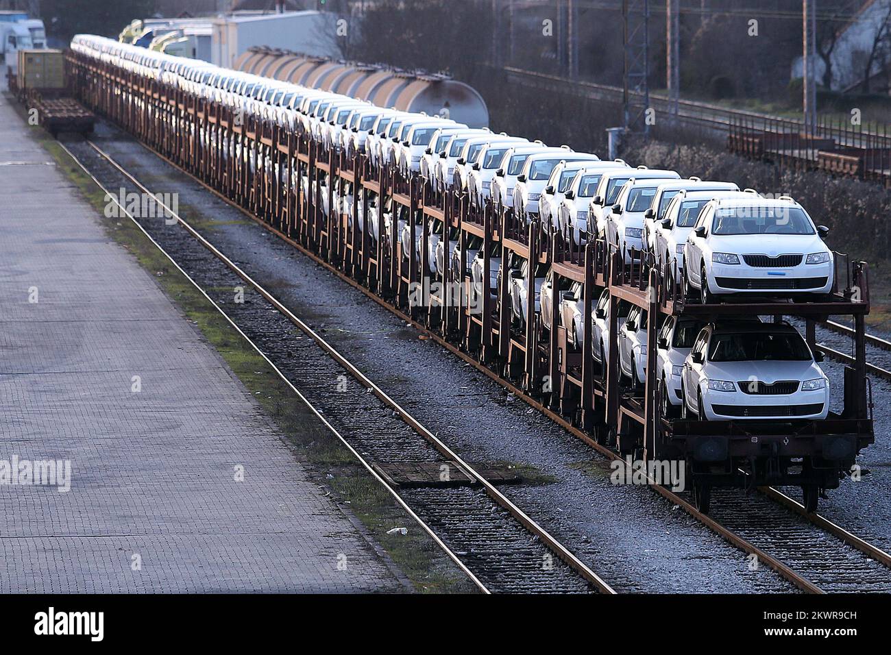 16.02.2014., Zagreb - très long rolling stoc avec des voitures Skoda pour le département de police croate est situé au terminal de chemin de fer à Vrapce près de Zagreb. Les citoyens croates ont été surpris que Goverment ait commandé une nouvelle flotte de voitures pour la police, les fonctionnaires de l'État et les ministères, alors qu'il y a encore une crise financière importante. Le parc total de voitures commandé, y compris les voitures de police, vaut plus de 3,5 millions d'euros. Photo: Goran Stanzl/PIXSELL Banque D'Images