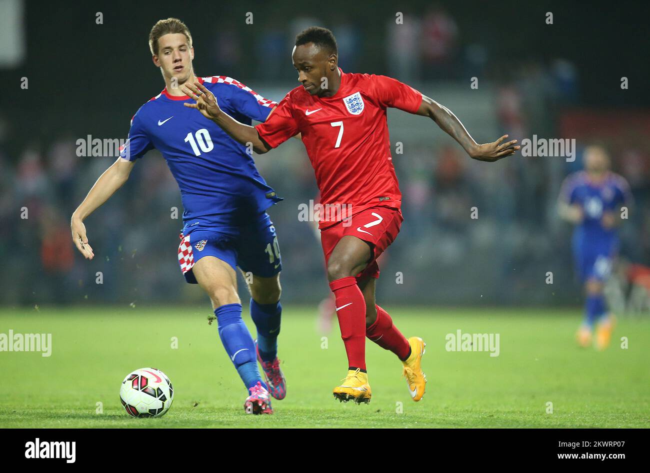 Mario Pasalic (à gauche) en Croatie et Saido Berahino (à droite) en Angleterre se battent pour le ballon Banque D'Images