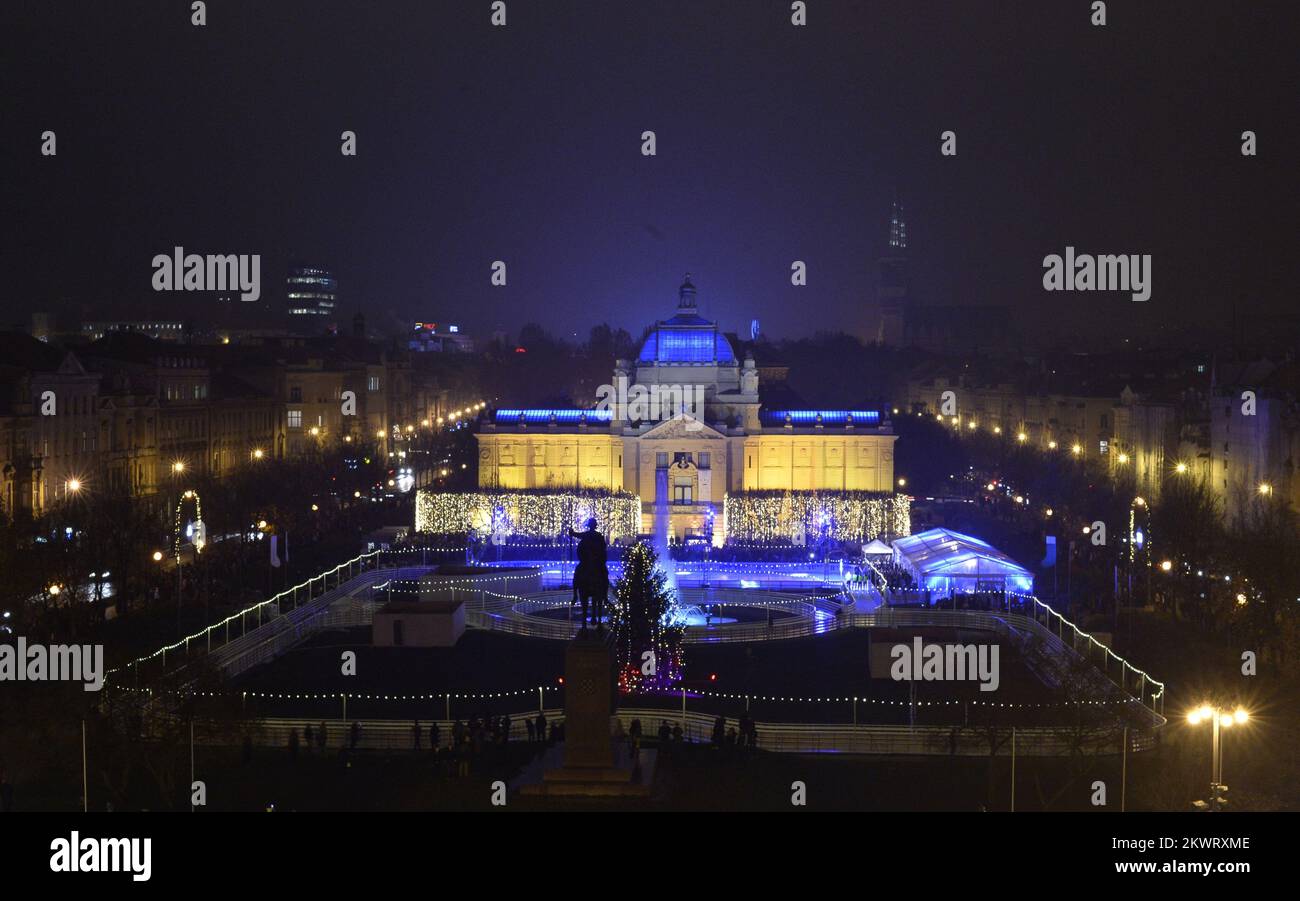 05.12.2014., Zagreb - ouverture du parc de glace de Noël sur la place Tomislav. L'anneau de glace est construit tout autour carré. Photo: Marko Lukunic/PIXSELL Banque D'Images