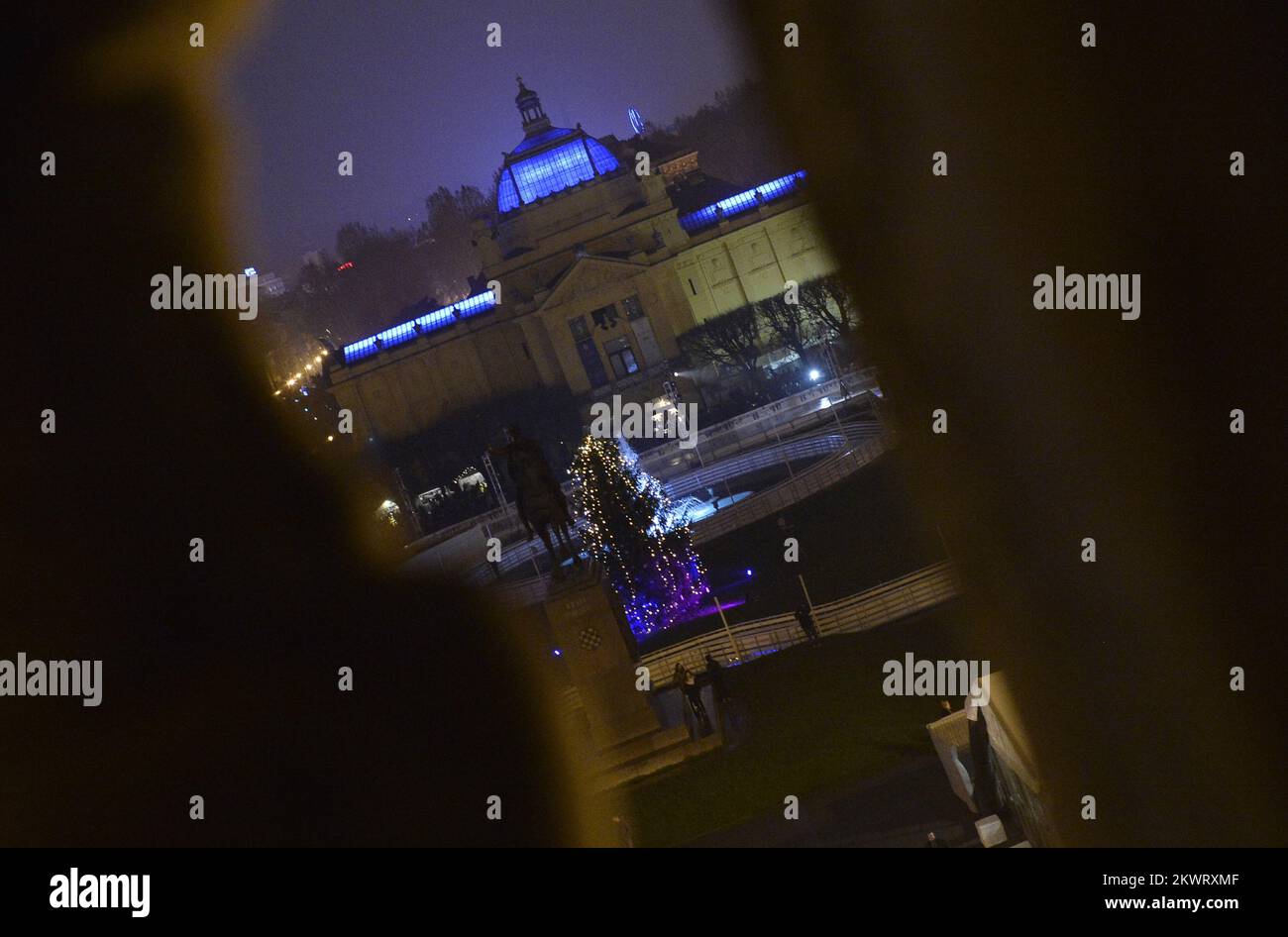 05.12.2014., Zagreb - ouverture du parc de glace de Noël sur la place Tomislav. L'anneau de glace est construit tout autour carré. Photo: Marko Lukunic/PIXSELL Banque D'Images