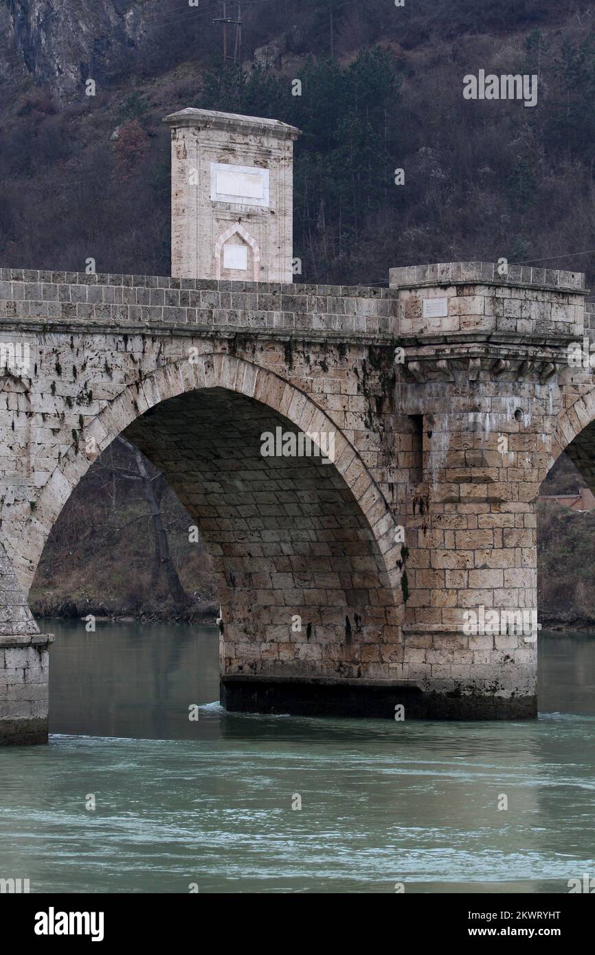 11.12.2014., Visegrad, Bosnie-herzégovine - le pont Mehmed Pasa Sokolovic, pont historique de Visegrad, au-dessus de la Drina dans l'entité de la Republika Srpska de l'est de la Bosnie-Herzégovine. Le pont est largement connu en raison du livre The Bridge on the Drina (1945) écrit par l'écrivain croate Ivo Andic, auteur lauréat du prix Nobel. Photo: Boris Scitar/Vecernji list/PIXSELL Banque D'Images