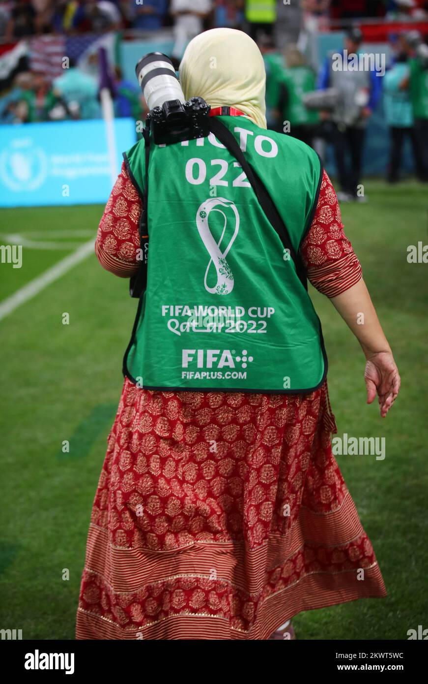 DOHA, QATAR - NOVEMBRE 29 : coupe du monde de la FIFA, Qatar 2022, match du groupe B entre IR Iran et les Etats-Unis au stade Al Thumama sur 29 novembre 2022 à Doha, Qatar. Femme Iran photographe Fussball WM 2022 au Qatar coupe du monde de football de la FIFA 2022 © diebilderwelt / Alamy stock Banque D'Images