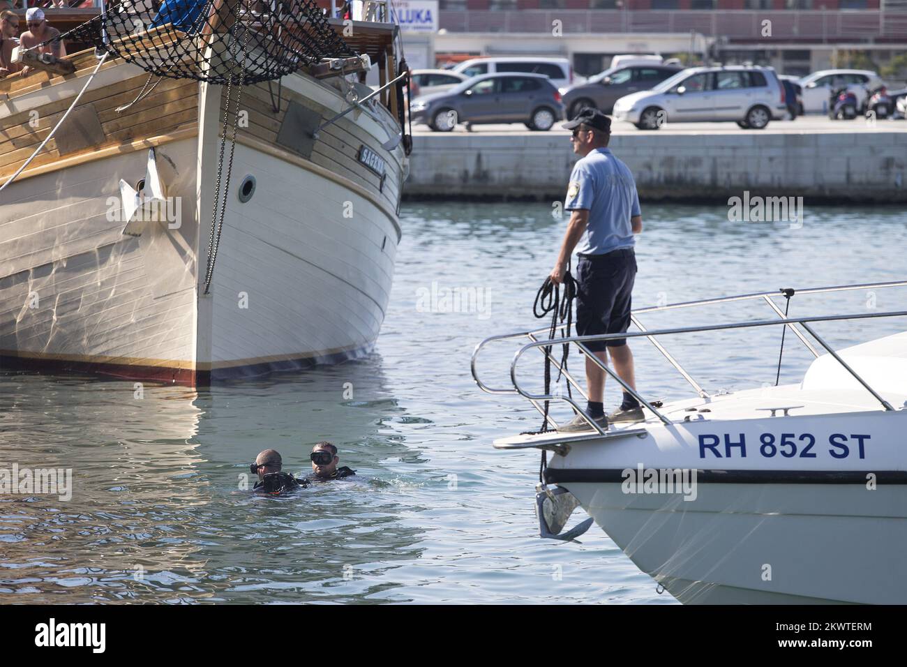 Split, Croatie - corps de malheureux Irishman trouvé en mer. Le cadavre sera transporté au service de pathologie de la Firule de Split KBC où l'autopsie déterminera la cause du décès. Irishman a disparu début mardi, suivi immédiatement de recherches intensives. Ce jour-là, le jeune homme (qui était apparemment au Festival Ultra Europe) a grimpé le mât du bateau ancré Sagena, d'où il s'est plongé dans la mer et s'est probablement noyé. Ses amis regardaient l'extraction du corps et se mirent. Banque D'Images