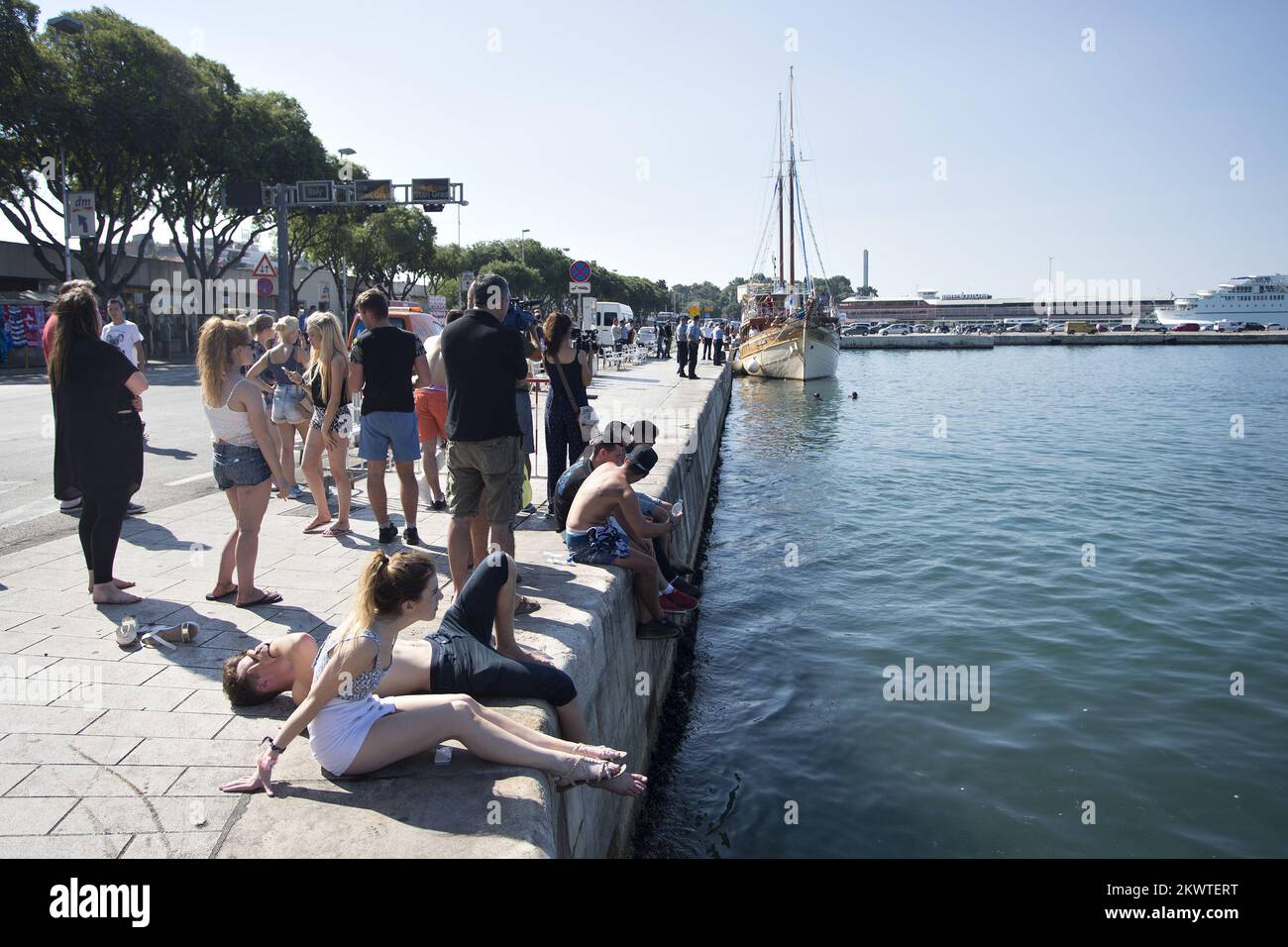 Split, Croatie - corps de malheureux Irishman trouvé en mer. Le cadavre sera transporté au service de pathologie de la Firule de Split KBC où l'autopsie déterminera la cause du décès. Irishman a disparu début mardi, suivi immédiatement de recherches intensives. Ce jour-là, le jeune homme (qui était apparemment au Festival Ultra Europe) a grimpé le mât du bateau ancré Sagena, d'où il s'est plongé dans la mer et s'est probablement noyé. Ses amis regardaient l'extraction du corps et se mirent. Banque D'Images