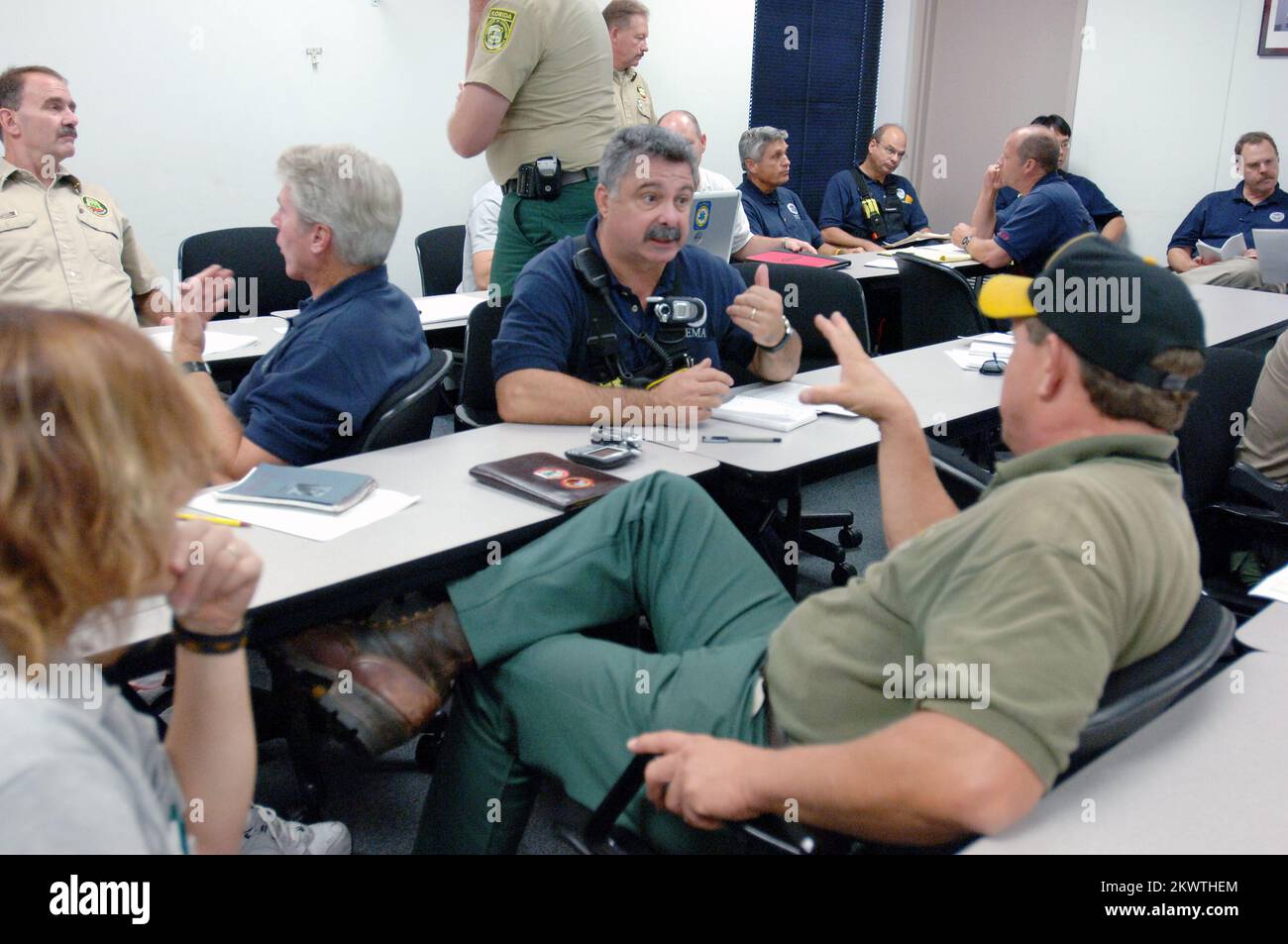 Tampa, FL, 23 octobre 2005 les membres de la Division des forêts de Floride et les composantes de l'État et de la région rencontrent les membres de l'Agence fédérale de gestion des urgences, Équipe de soutien aux incidents pour les groupes de travail de recherche et de sauvetage en milieu urbain au centre des opérations d'urgence de Hillsborough, afin de planifier l'arrivée de l'ouragan Wilma. Photographies relatives aux programmes, aux activités et aux fonctionnaires de gestion des catastrophes et des situations d'urgence Banque D'Images