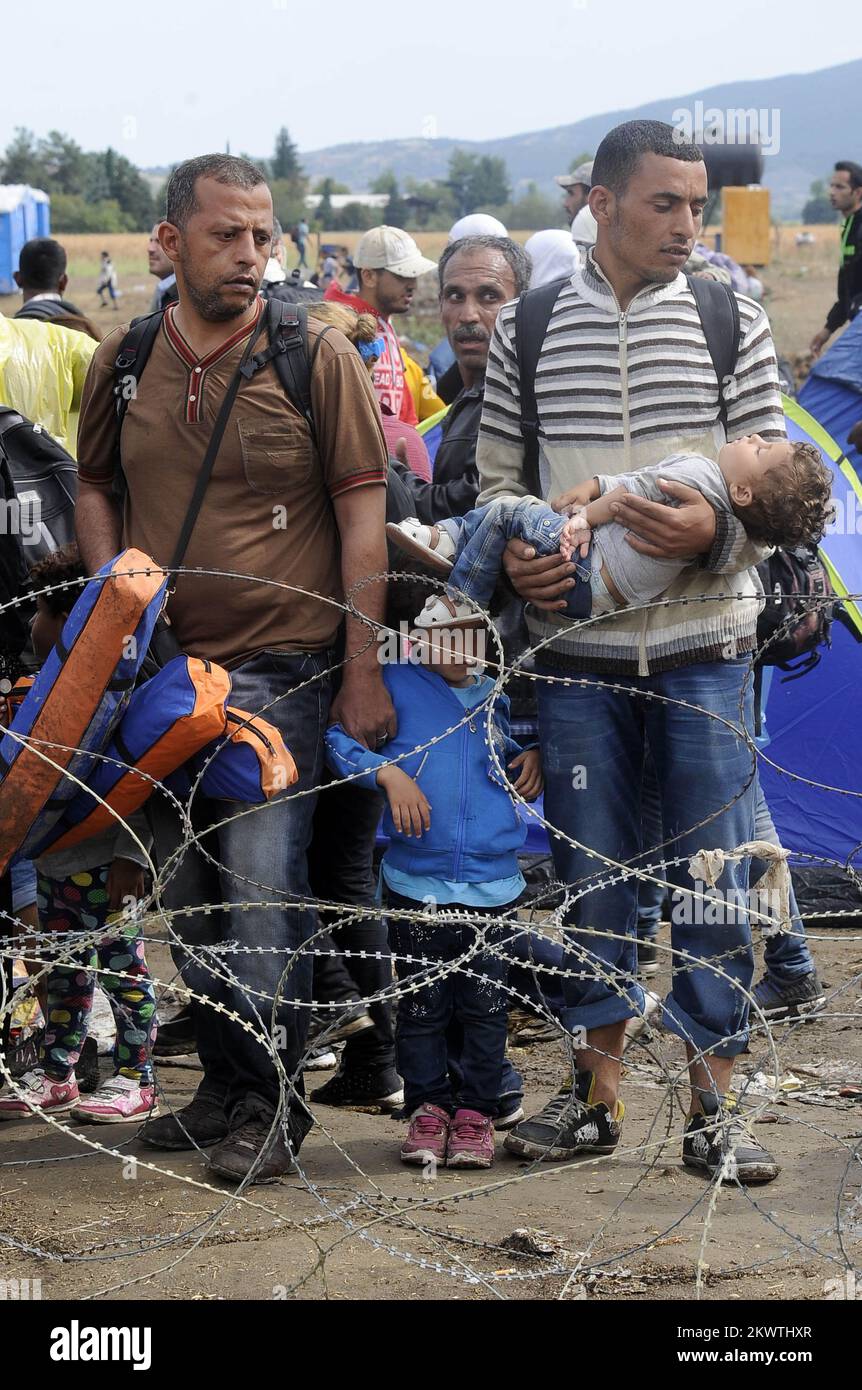 22.08.2015., Gevgelija, Macédoine - réfugiés de Syrie, d'Irak et d'Afghanistan cherchant refuge à la frontière entre la Grèce et la Macédoine. Des milliers de migrants ont été bloqués jeudi dans un sol sans homme près de la ville macédonienne de Gevgelija, d'où ils avaient l'intention de prendre des trains qui les emmènent à la frontière serbe en route vers la Hongrie, qui construit une barrière pour essayer des empêcher d'entrer. Les réfugiés s'envogent de la Grèce pour tenter des arrêter, tandis que la police utilise des grenades lapiantes. Photo: HaloPix/PIXSELL Banque D'Images