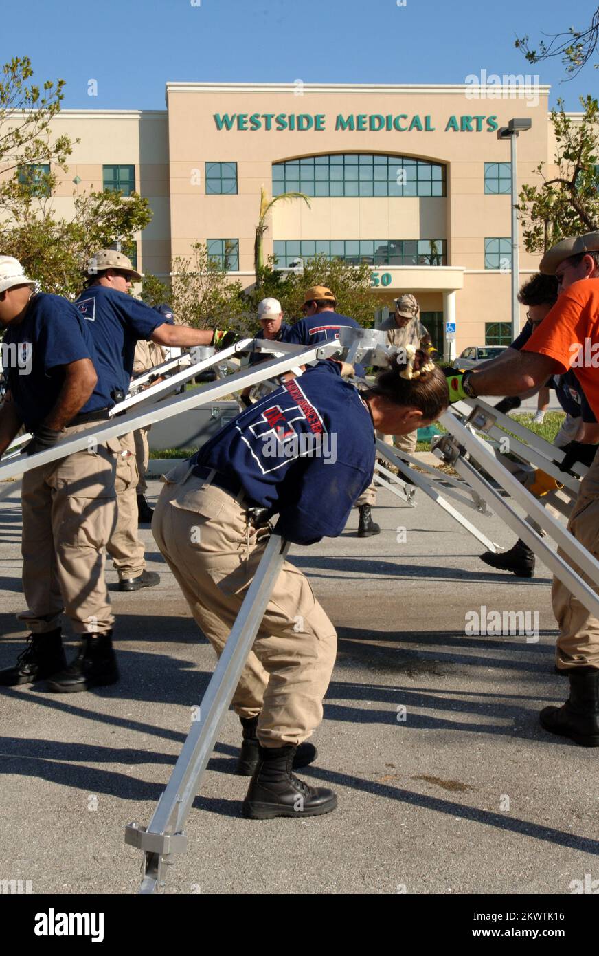 Plantation, FL, 27 octobre 2005 les membres de l'équipe d'assistance médicale en cas de catastrophe de la FEMA ont mis en place des tentes qui serviront de base d'opérations pour voir les patients au Centre médical régional de Westside. L'équipe DMAT est là pour aider à l'augmentation du nombre de patients à la salle d'urgence suite à l'ouragan Wilma. Photographies relatives aux programmes, aux activités et aux fonctionnaires de gestion des catastrophes et des situations d'urgence Banque D'Images
