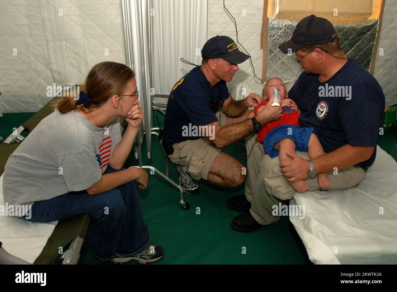 Ouragan Wilma, Plantation, Floride, 28 octobre 2005 Michelle porter, À gauche, de Plantation, regarde comme l'équipe paramédique de l'aide médicale en cas de catastrophe de la FEMA Steve White (AL-3) donne un traitement respiratoire à son fils, Shawn porter, de Plantation et David Carroll, paramédic, (OK-3) le tient. Le DMAT est situé au centre médical régional de Westside pour aider à la circulation des patients qui se rendent aux urgences. Photographies relatives aux programmes, aux activités et aux fonctionnaires de gestion des catastrophes et des situations d'urgence Banque D'Images