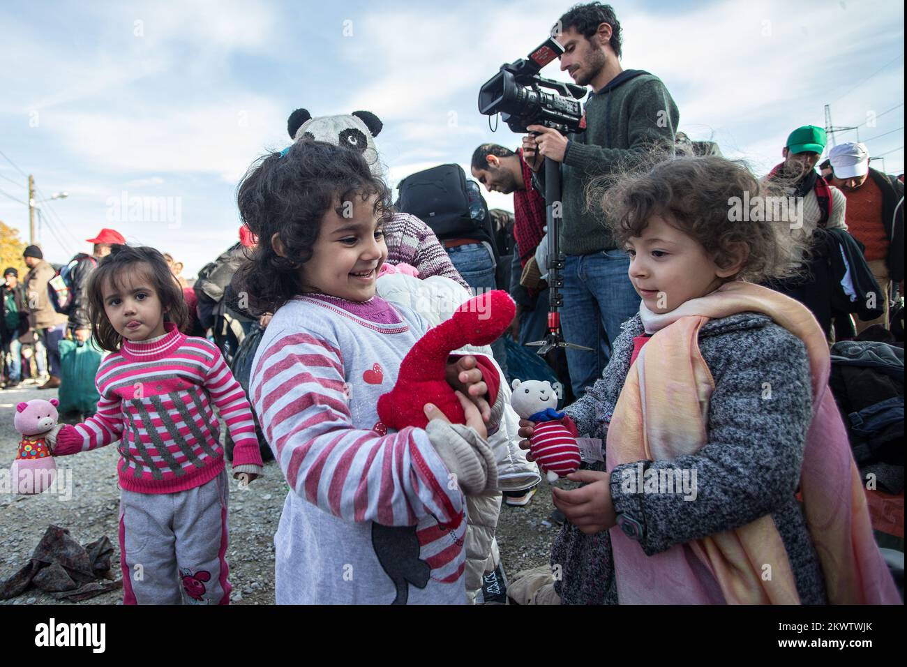 25.10.2015., Kljuc Brdovecki, Croatie - réfugiés et migrants arrivés en train, en route vers la frontière croate-slovène. Photo: Davor Puklavec/PIXSELL Banque D'Images