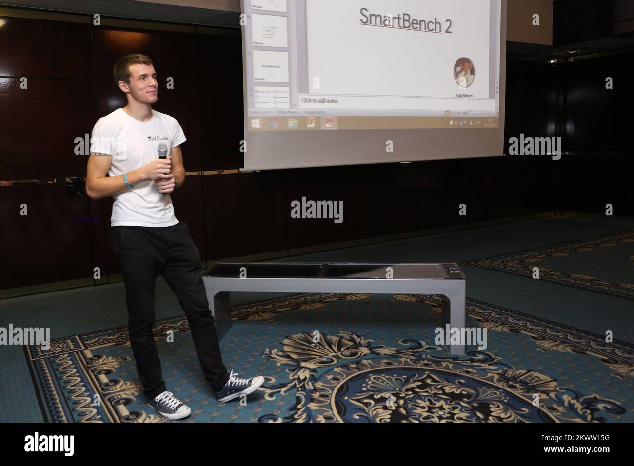 21.12.2015., Solin, Croatie - le jeune inventeur croate John Mrvos (20) de Solin a présenté le nouveau modèle de bancs intelligents SmartBench2, qui, contrairement au modèle original, qui a été fait en juillet de cette année, ce modèle permet la recharge sans fil des téléphones mobiles. Banque D'Images