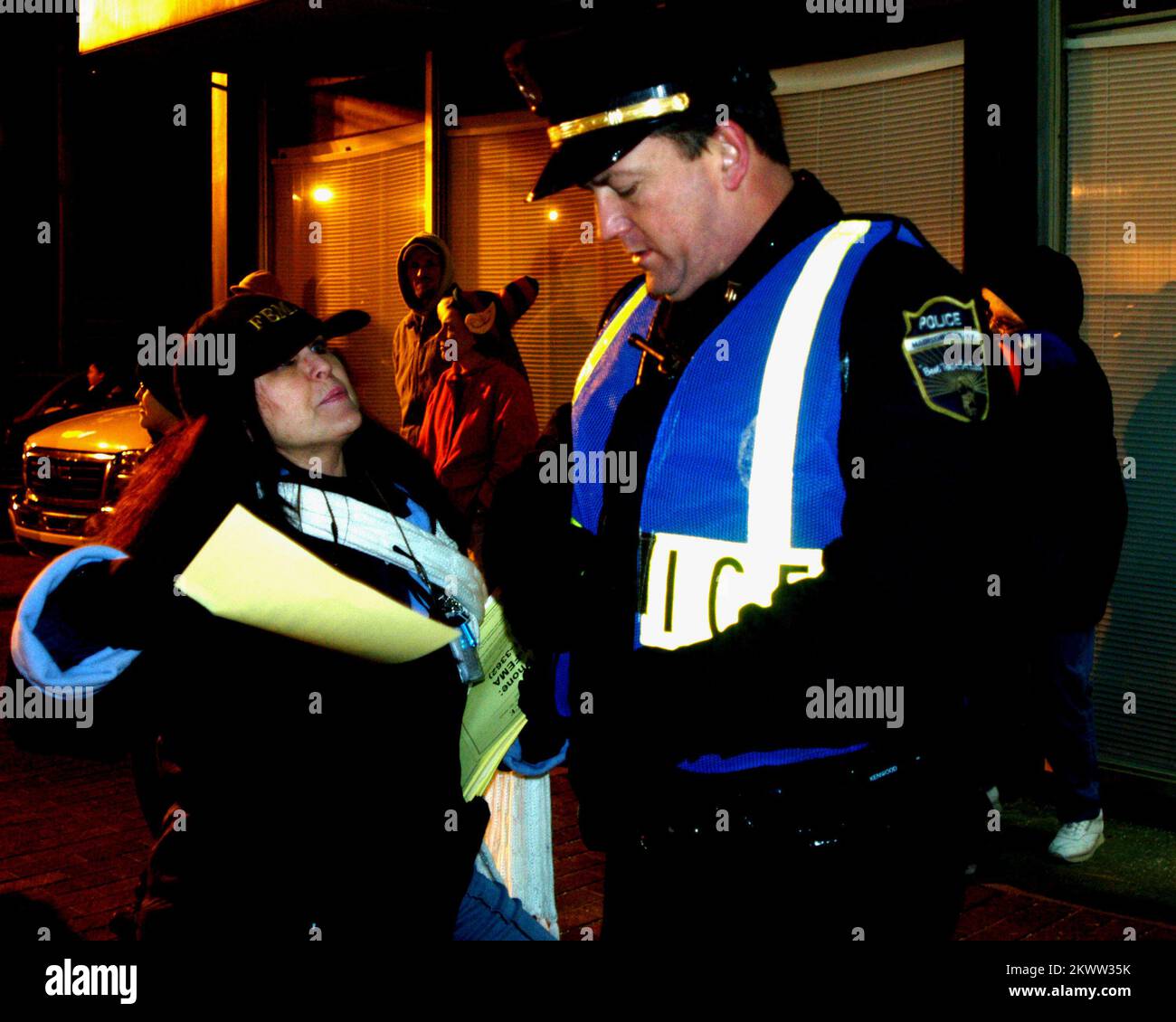 Tempêtes et tornades violentes, Madisonville, Ky, 10 décembre 2005 - Matha Koch (à gauche), spécialiste des relations communautaires de la FEMA, parle à un agent local de l'application de la loi des programmes fédéraux et d'État en cas de catastrophe lors du défilé annuel de Noël de la ville. Les membres de ce cadre de la FEMA prennent contact avec les responsables locaux et de comté dans le cadre de leur mission d'informer le public sur les programmes d'aide en cas de catastrophe. Les comtés de Hopkins et Marshall, dans l'ouest du Kentucky, ont reçu une déclaration de catastrophe fédérale le premier décembre pour les dommages causés par F4 tornades sur 15 novembre. Gagnez une photo Henderson/FEMA... Tél Banque D'Images