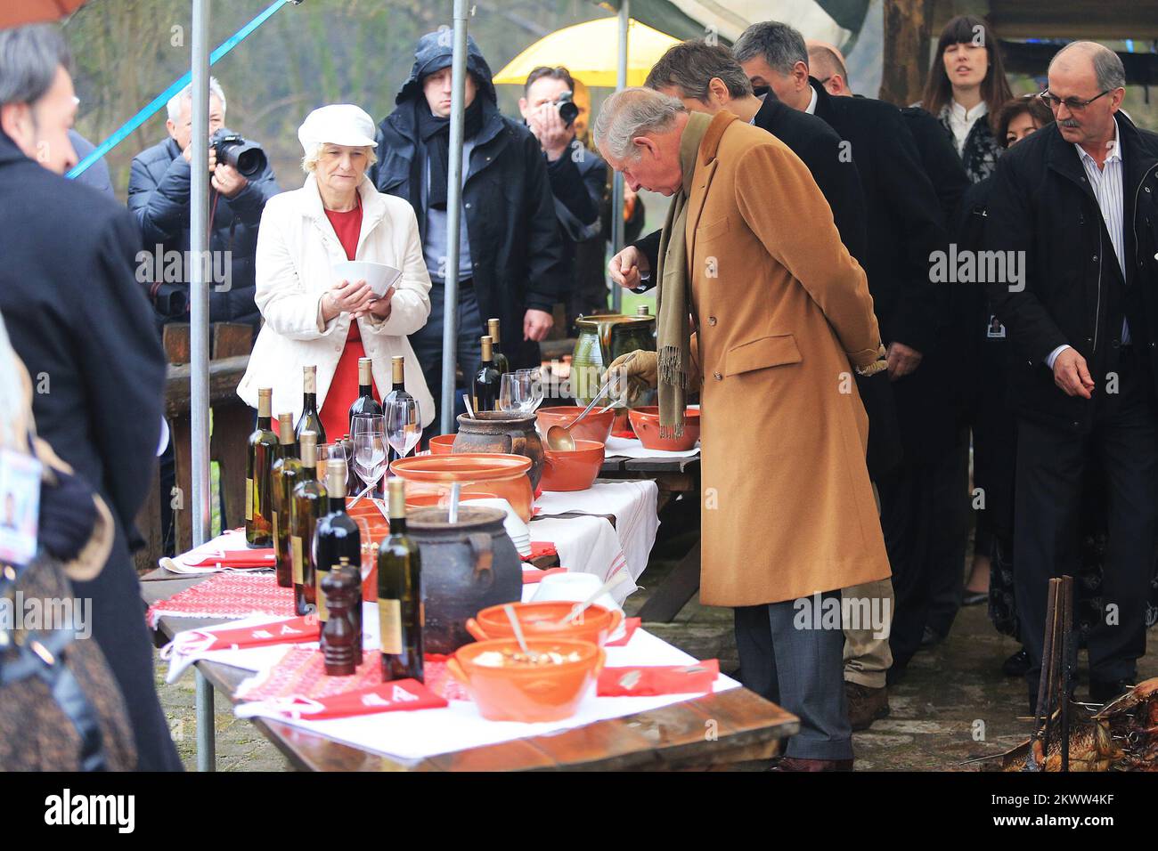 Son Altesse Royale le Prince de Galles a visité le Parc naturel de Kopacki Rit et l'Eco Centre de Zlatna Greda où il a été accueilli par le Ministre du développement régional et des fonds de l'UE Tomislav Tolusic et Jasmin Sidakovic, président de l'Eco Centre Golden Beam. Photo: Davor Javorovic/POOL/PIXSELL Banque D'Images