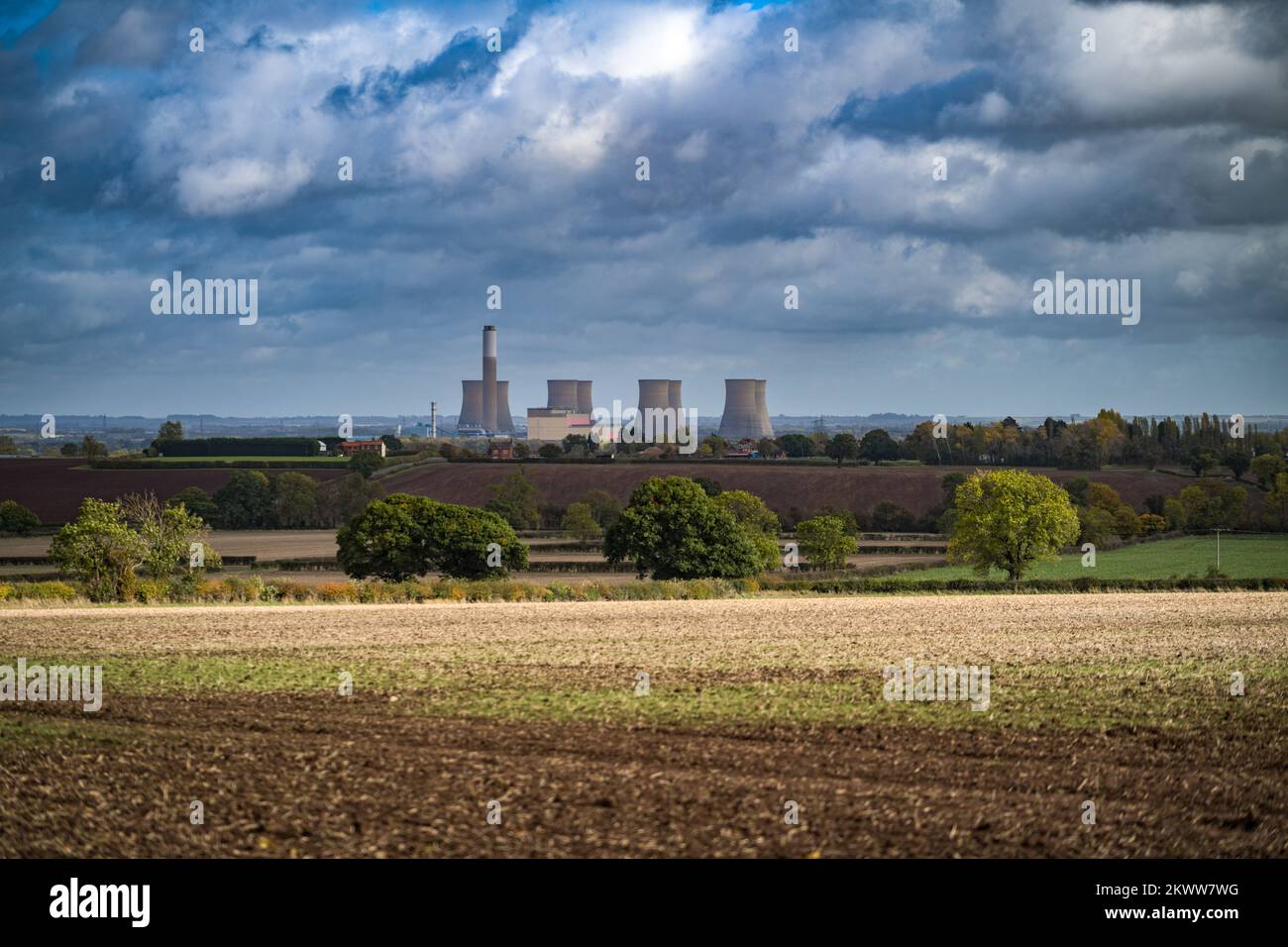 Vue sur West Burton Power Station, dans le Nottinghamshire, combustibles fossiles et fusion Banque D'Images