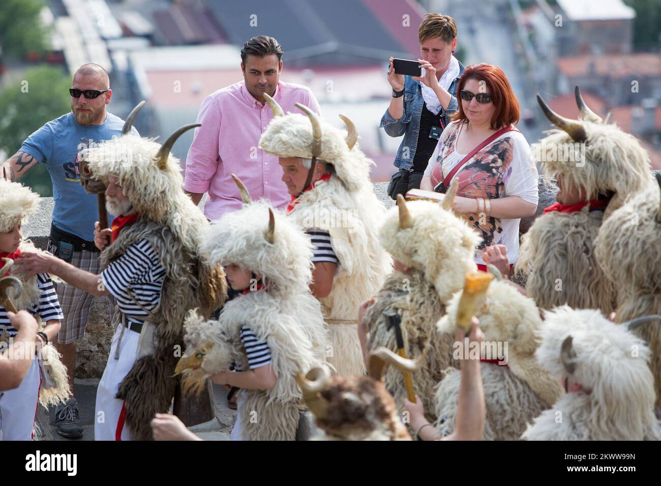 EXCLUSIVITÉ 08.05.2016., Rijeka, Croatie - l'un des meilleurs chefs et chef cuisinier du Royaume-Uni gagnant 2010, Dhruv Baker, film un spectacle qui présentera la cuisine croate dans le monde entier. Le tournage se déroule actuellement dans toute la Croatie pour 20 épisodes d'une demi-heure pour un voyage culinaire à la télévision autour de la Croatie, intitulé le meilleur de la Croatie. Banque D'Images