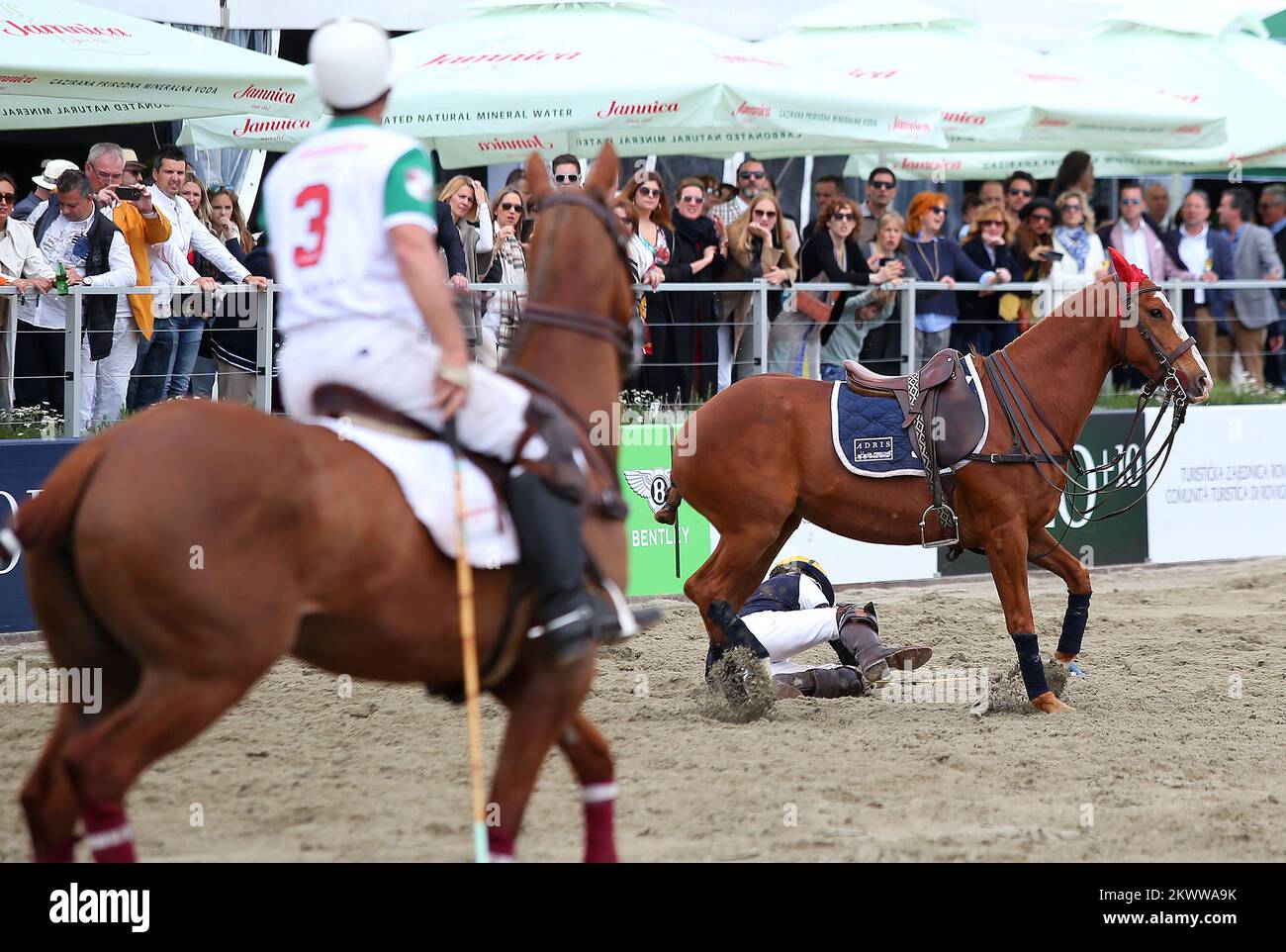14.05.2016., Croatie, Rovinj - le deuxième jour de la première édition de Rovinj Beach Polo Tournament, unique événement sportif et touristique en Croatie et la région pour laquelle les quatre équipes internationales de joueurs avec cinquante chevaux se disputent les uns contre les autres sur un terrain sablonneux. La cérémonie d'ouverture, qui a suivi le premier match du tournoi, a été suivie par un grand nombre de célébrités de la politique, des affaires et du monde du divertissement du monde entier. Banque D'Images