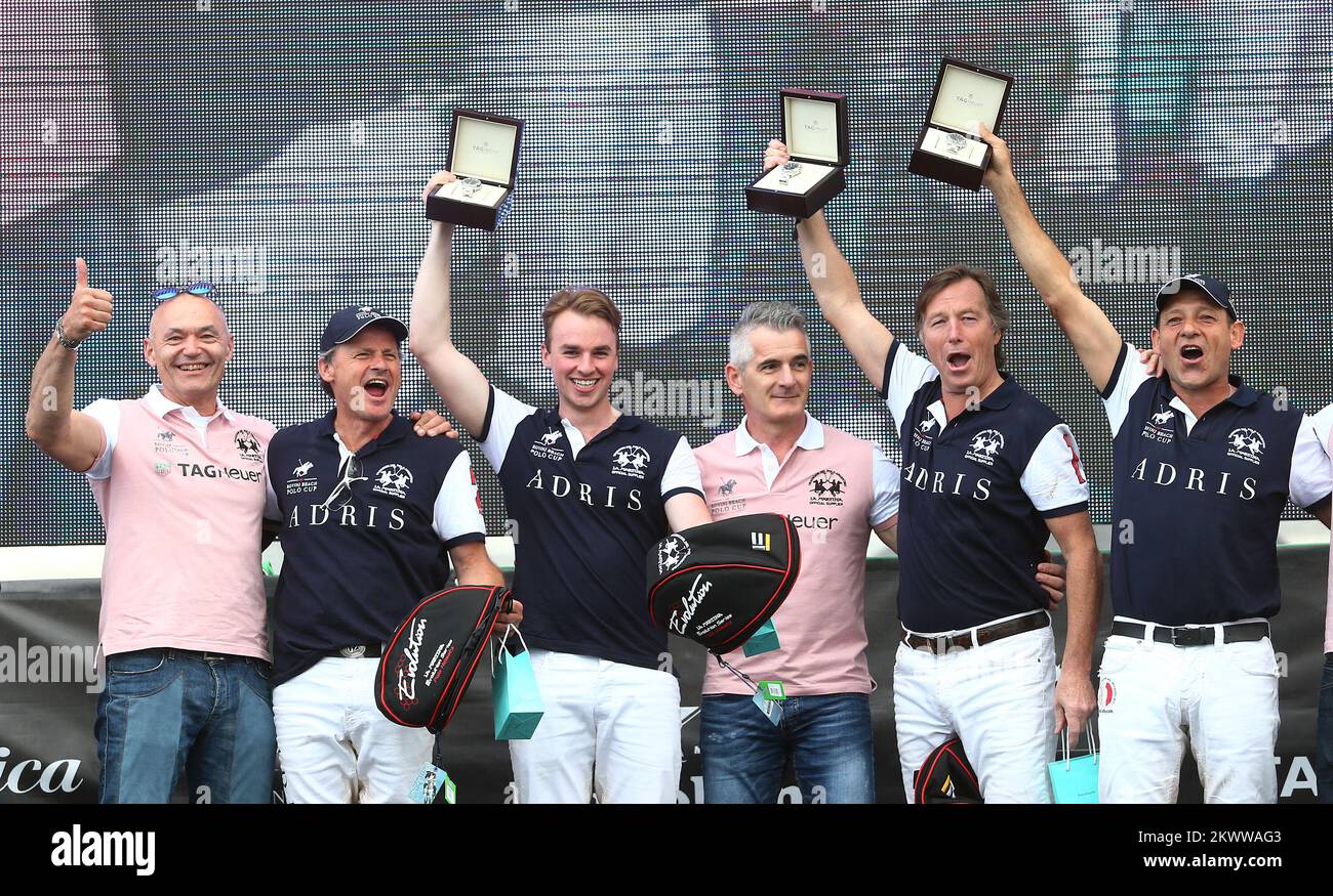 15.05.2016., Rovinj - le troisième et dernier jour de la première édition de Rovinj Beach Polo Tournament, unique événement sportif et touristique en Croatie et la région pour laquelle les quatre équipes internationales de joueurs avec cinquante chevaux se disputent les uns contre les autres sur un terrain sablonneux. L'équipe Adris a remporté la première édition du tournoi Rovinj Beach Polo. Banque D'Images