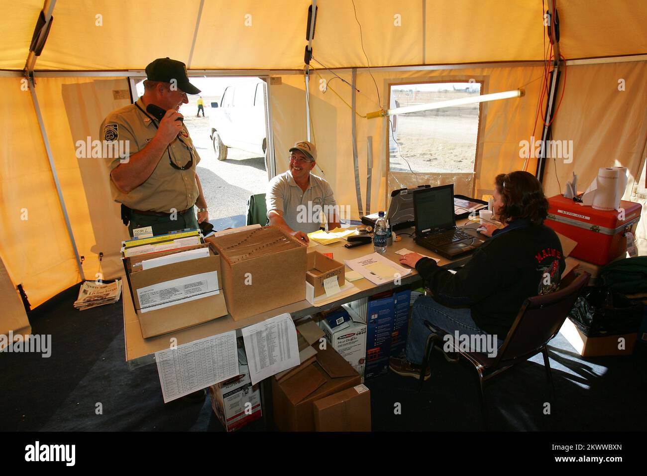 Extreme Wildfire Threat, Granbury, TX 24 janvier 2006 Glenn Davis et Bob Johnson du département des forêts de Floride et Claudette Desautels du service des forêts du Maine Communications entre les biens terrestres. Bob McMillan/ FEMA photo.. Photographies relatives aux programmes, aux activités et aux fonctionnaires de gestion des catastrophes et des situations d'urgence Banque D'Images