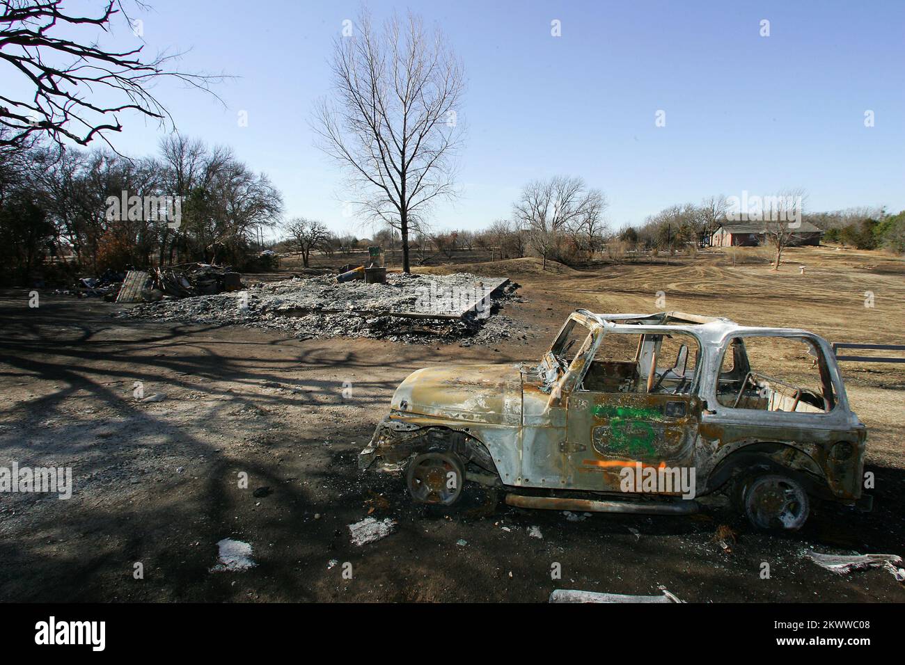 Menace extrême d'incendie de forêt, Canyon Creek, TX, 24 janvier 2006 des maisons et des véhicules ont été brûlés au sol à la suite de l'incendie qui a traversé ce village en bord de lac. Bob McMillan/ FEMA photo.. Photographies relatives aux programmes, aux activités et aux fonctionnaires de gestion des catastrophes et des situations d'urgence Banque D'Images