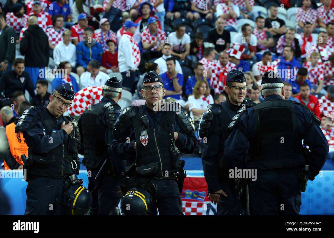 25.06.2016 . , Lens , France - UEFA EURO 2016, tour de 16 , Croatie - Portugal. Sécurité de la police Banque D'Images