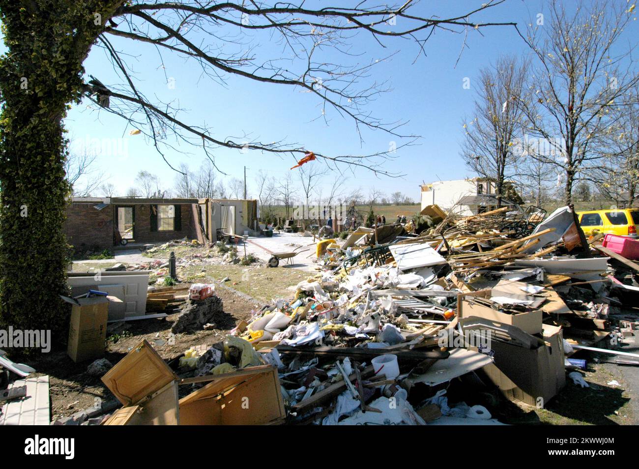 Tempêtes et tornades graves, Marmaduke, AR. Les articles qui étaient autrefois séparés et contenus dans divers endroits sont maintenant combinés et en ruines, le résultat d'une tornade puissante qui a frappé cette communauté du nord-est de l'Arkansas l'après-midi de 2 avril. Près de 90 p. 100 des maisons et des entreprises de cette ville ont été touchées. Les conditions météorologiques difficiles pendant une période de trois jours au début du mois d'avril ont causé des dommages dans les régions du centre et du nord-est de l'État. Photo FEMA par Win Henderson.. Photographies relatives aux programmes, aux activités et aux fonctionnaires de gestion des catastrophes et des situations d'urgence Banque D'Images