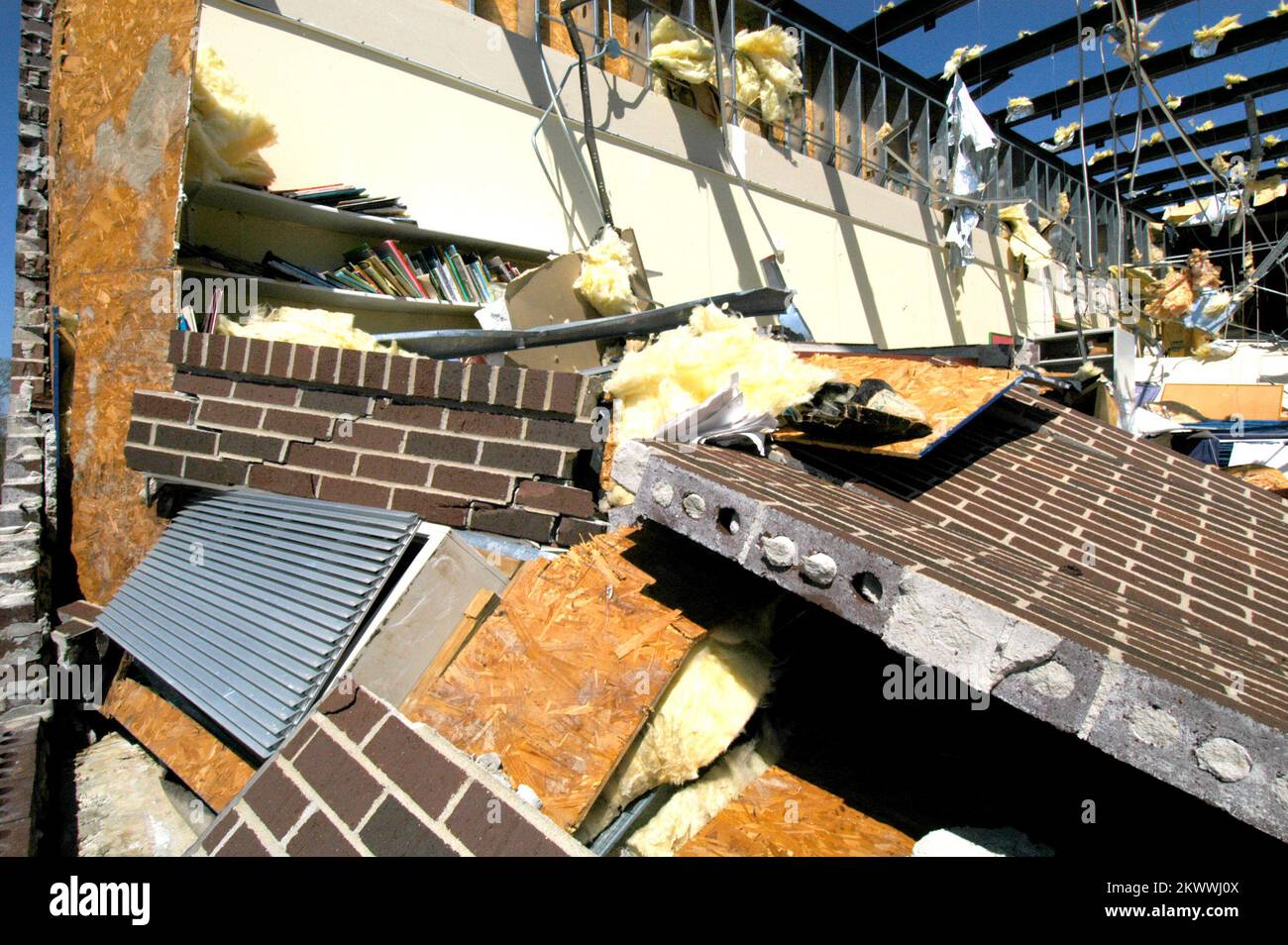 Tempêtes, tornades et inondations graves, Marmaduke, AR., 8 avril 2006 les vents puissants d'une tornade qui a frappé cette communauté sur 2 avril ont laissé le mur d'une salle de classe dans l'annexe du collège détruit et déchiré la zone ouverte aux éléments. Sept comtés du centre et du nord-est de l'Arkansas ont reçu une déclaration de catastrophe fédérale pour les dommages causés par les tempêtes et les tornades les trois premiers jours d'avril. .. Photographies relatives aux programmes, aux activités et aux fonctionnaires de gestion des catastrophes et des situations d'urgence Banque D'Images