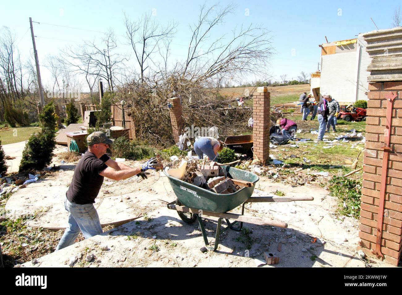 Tempêtes et tornades graves, Marmaduke, AR. Un volontaire nettoie les gravats de la zone ouverte qui est laissée après qu'une tornade a détruit la maison qui a occupé l'espace. Cette communauté n'est qu'une des nombreuses personnes qui ont subi des dommages causés par des tempêtes et des tornades qui ont balayé l'Arkansas du centre et du nord-est entre 1 avril et 3rd. Photo FEMA par Win Henderson.. Photographies relatives aux programmes, aux activités et aux fonctionnaires de gestion des catastrophes et des situations d'urgence Banque D'Images