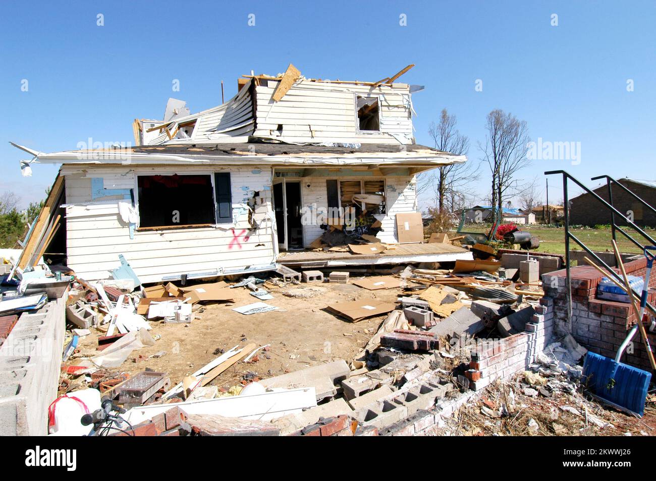Tempêtes et tornades graves, Marmaduke, AR., 8 avril 2006 une des nombreuses maisons endommagées (90 pour cent de toutes les résidences de cette communauté de 1100 habitants ont subi des dommages) qui a été touchée par une tornade sur 2 avril a été complètement déplacée de sa fondation et poussée dans la cour latérale. Sept comtés de l'Arkansas qui ont subi des dommages causés par des tempêtes et des tornades entre 1 avril et 3rd ont été déclarés admissibles à l'aide fédérale en cas de catastrophe. .. Photographies relatives aux programmes, aux activités et aux fonctionnaires de gestion des catastrophes et des situations d'urgence Banque D'Images