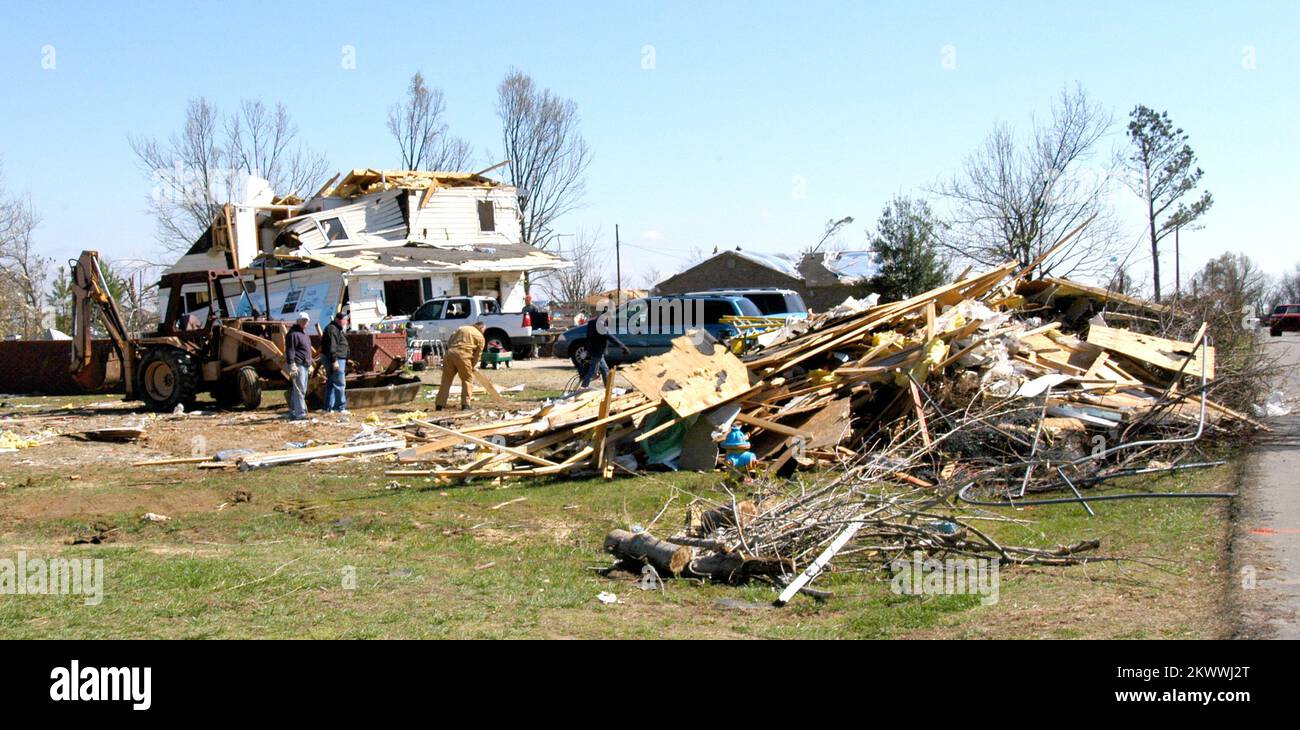 Tempêtes et tornades graves, Marmaduke, AR. Les restes d'une maison se trouvent sur le côté d'une rue devant une autre maison qui a été gravement touchée par une tornade qui a frappé l'après-midi de 2 avril. Une déclaration de catastrophe fédérale a été émise pour sept comtés de l'Arkansas qui avaient subi des dommages causés par des tempêtes et des tornades qui ont frappé les parties centrale et nord-est de l'État depuis 1 avril jusqu'en 3rd. Photo FEMA par Win Henderson.. Photographies relatives aux programmes, aux activités et aux fonctionnaires de gestion des catastrophes et des situations d'urgence Banque D'Images