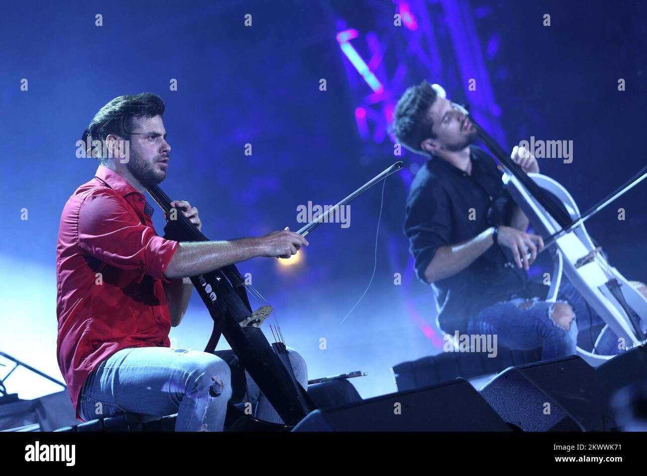 02.07.2016., Croatie, Zagreb - dans le cadre du nouveau festival en plein air Zagreb Classic sur Tomislavac a eu lieu un concert d'anniversaire de 2Cellos où les célèbres virtuoses célèbrent le cinquième anniversaire, et c'était aussi la fin de leur tournée mondiale.Stjepan Hauser, Luka Sulic. Photo: Anto Magzan/PIXSELL Banque D'Images