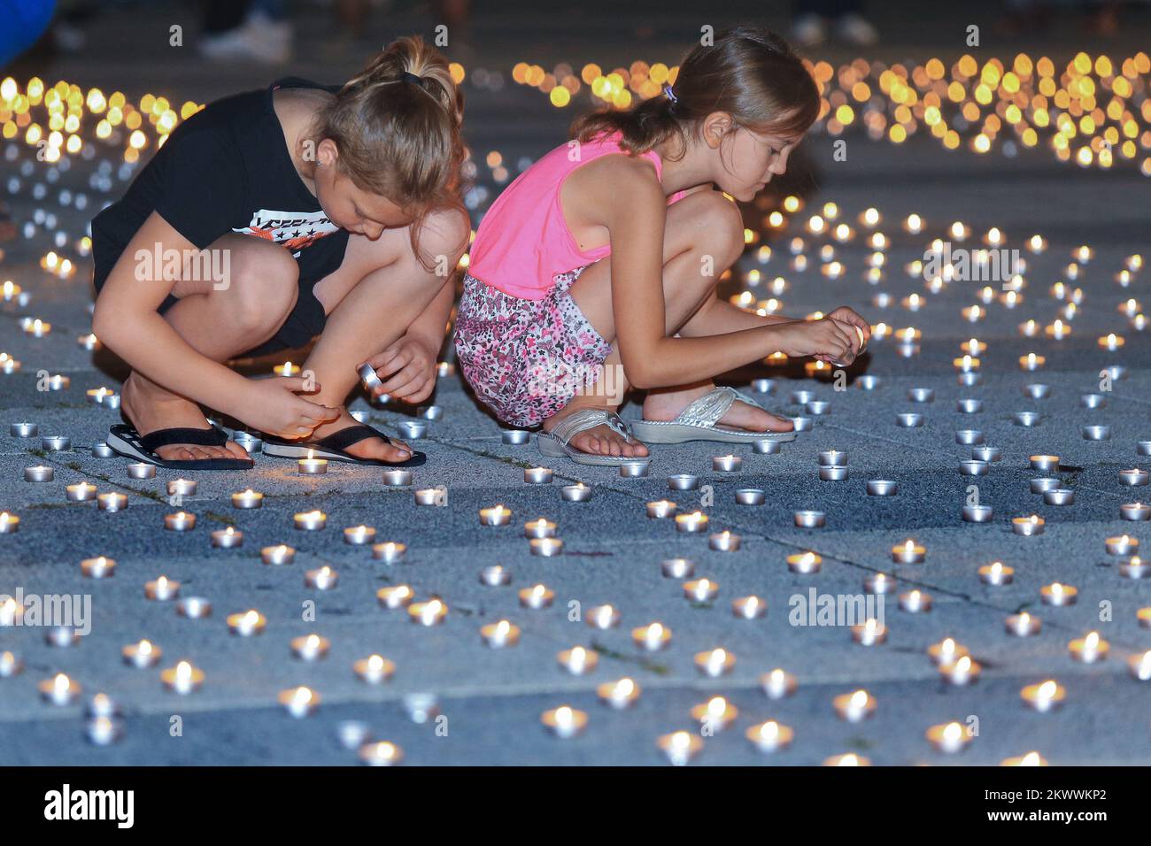 09.07.2016., Croatie, Osijek - Un grand nombre de citoyens ont assisté à l'action de brûler des bougies et de respecter les victimes de Srebrenica. L'action a été organisée par Auxilium, et il a été allumé 8732 bougies. Banque D'Images